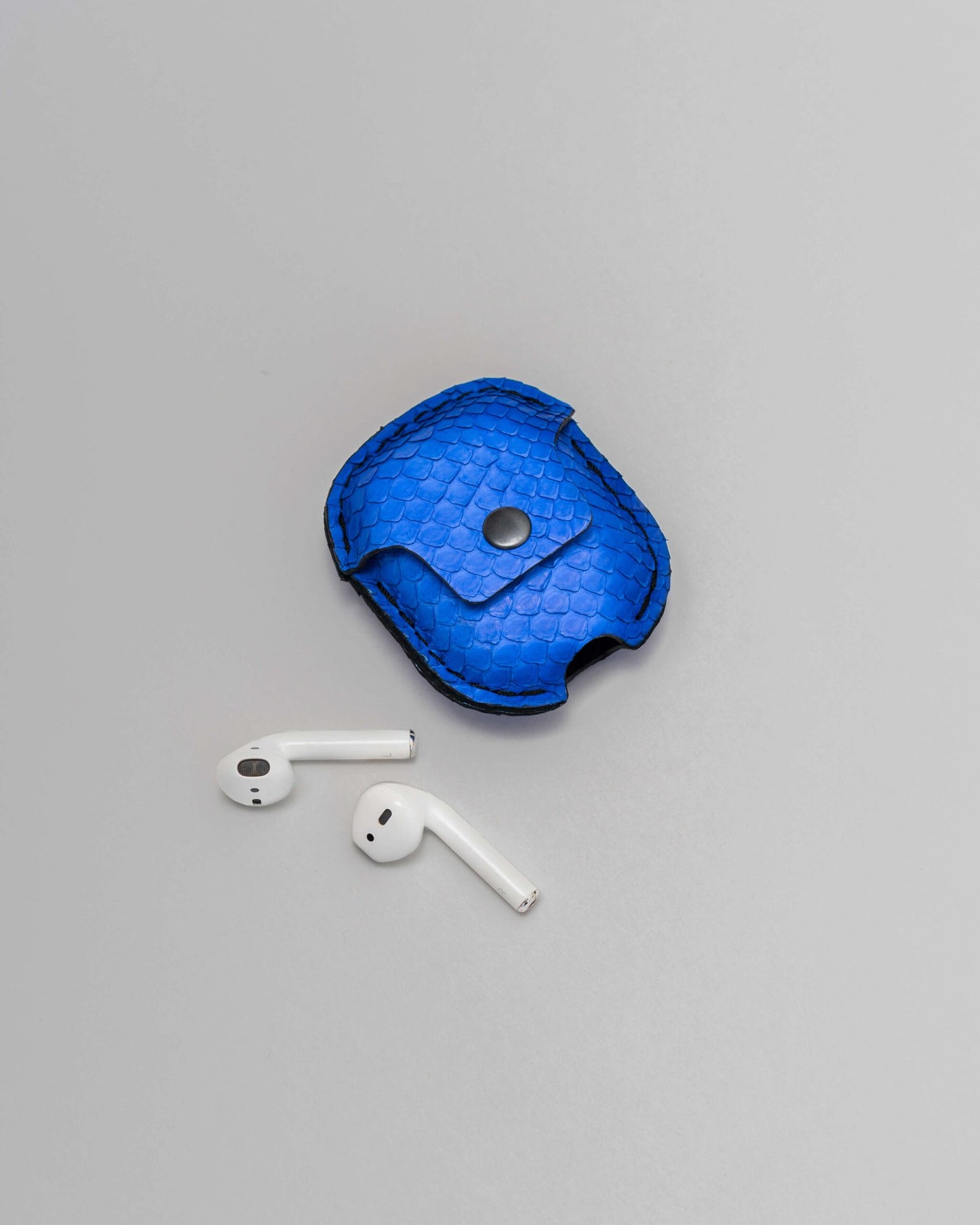 Чохол для AirPods із синьої шкіри пітона з дрібними лусочками