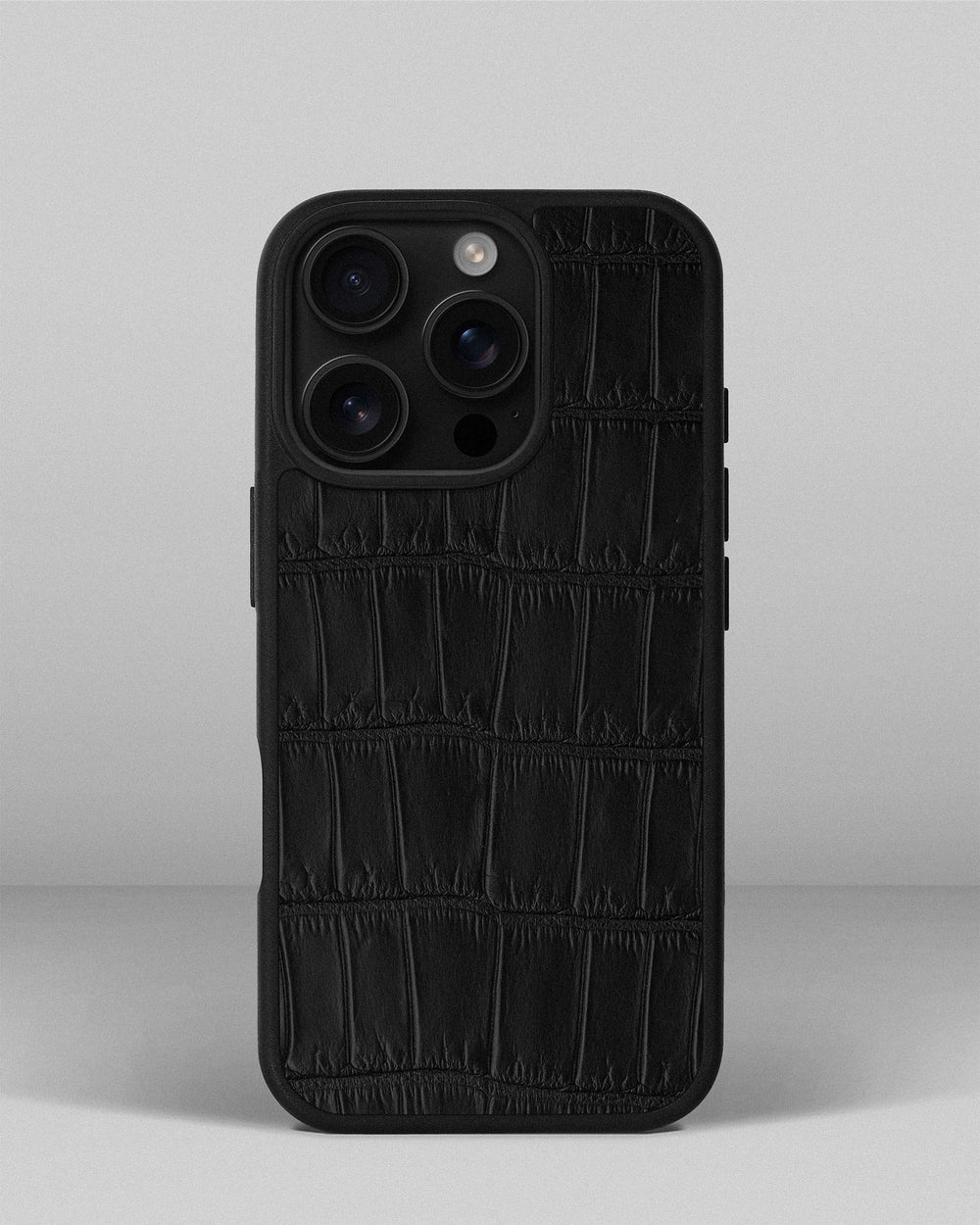 Чехол из чёрной кожи крокодила для iPhone 16 Pro