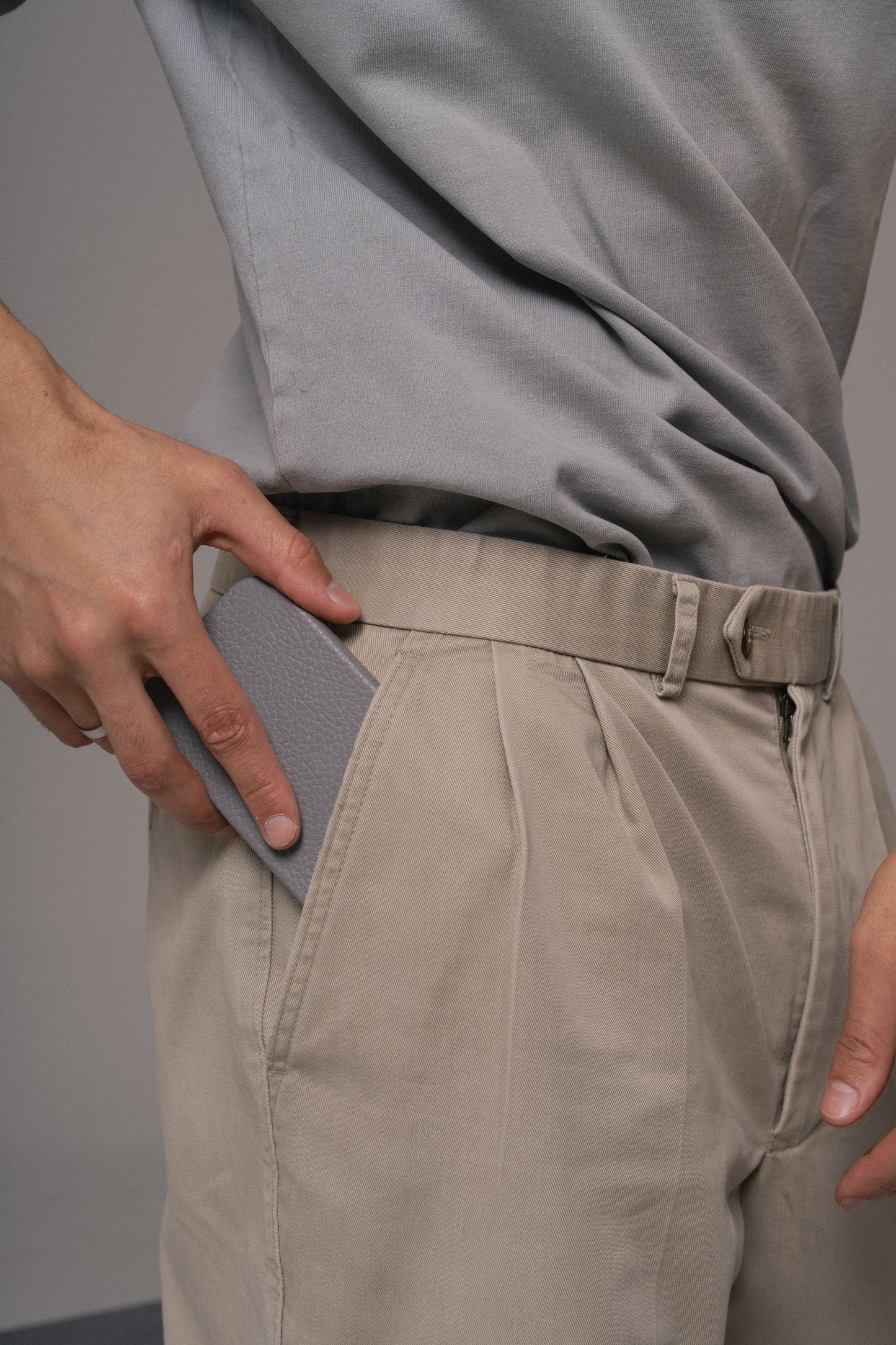 Сірий шкіряний чохол для iPhone 15 Plus