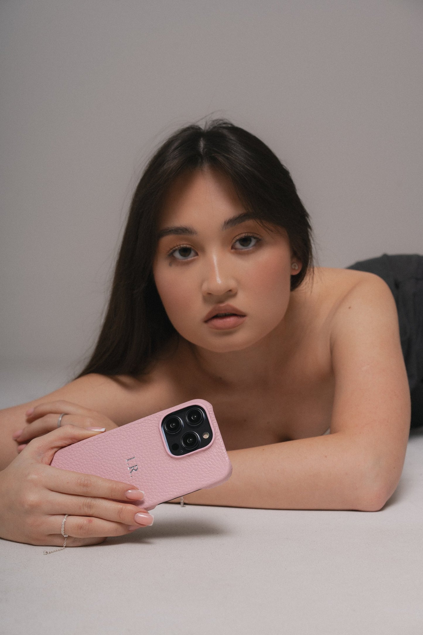 Рожевий шкіряний чохол для iPhone 15 Pro