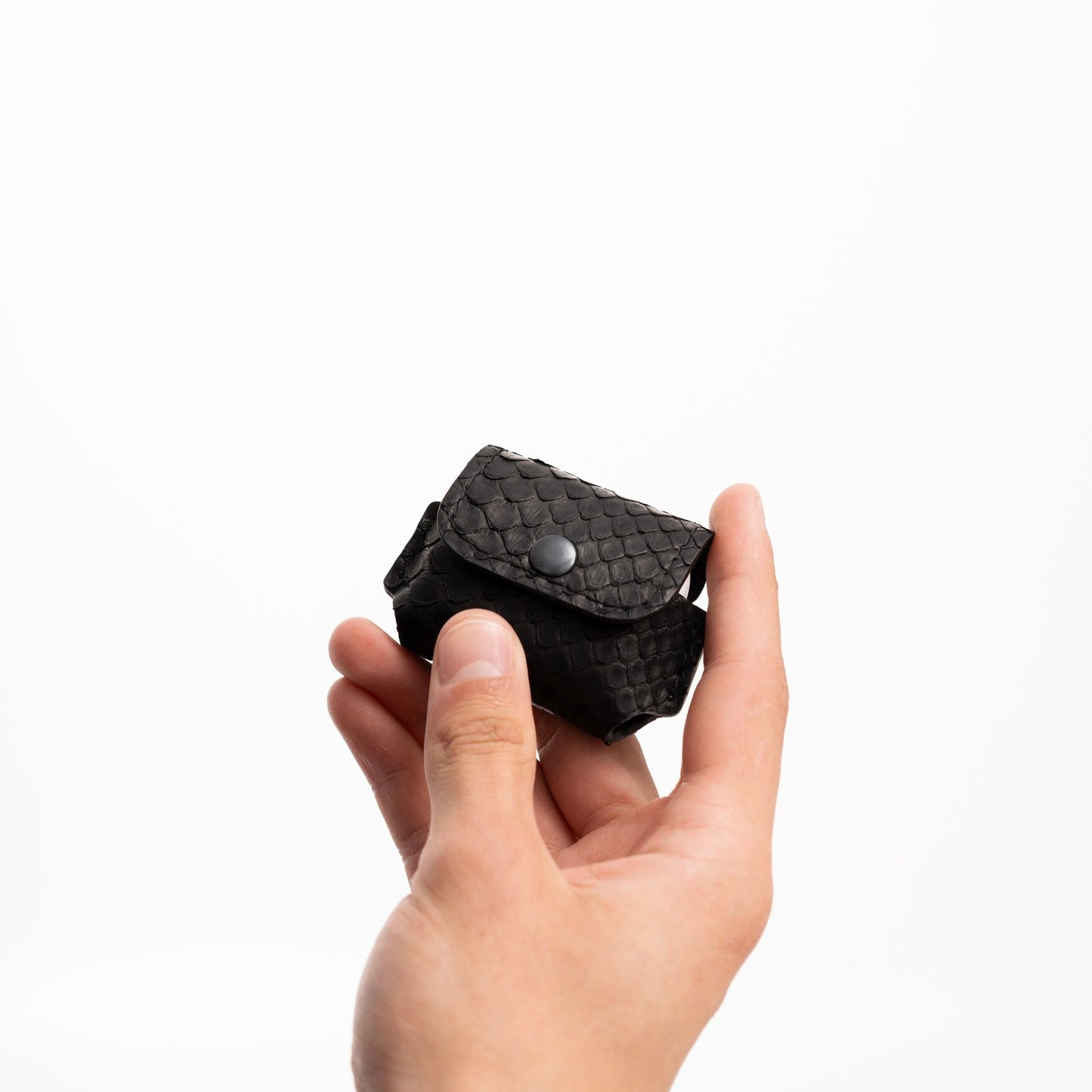 Чохол для AirPods із чорної шкіри пітона з дрібними лусочками