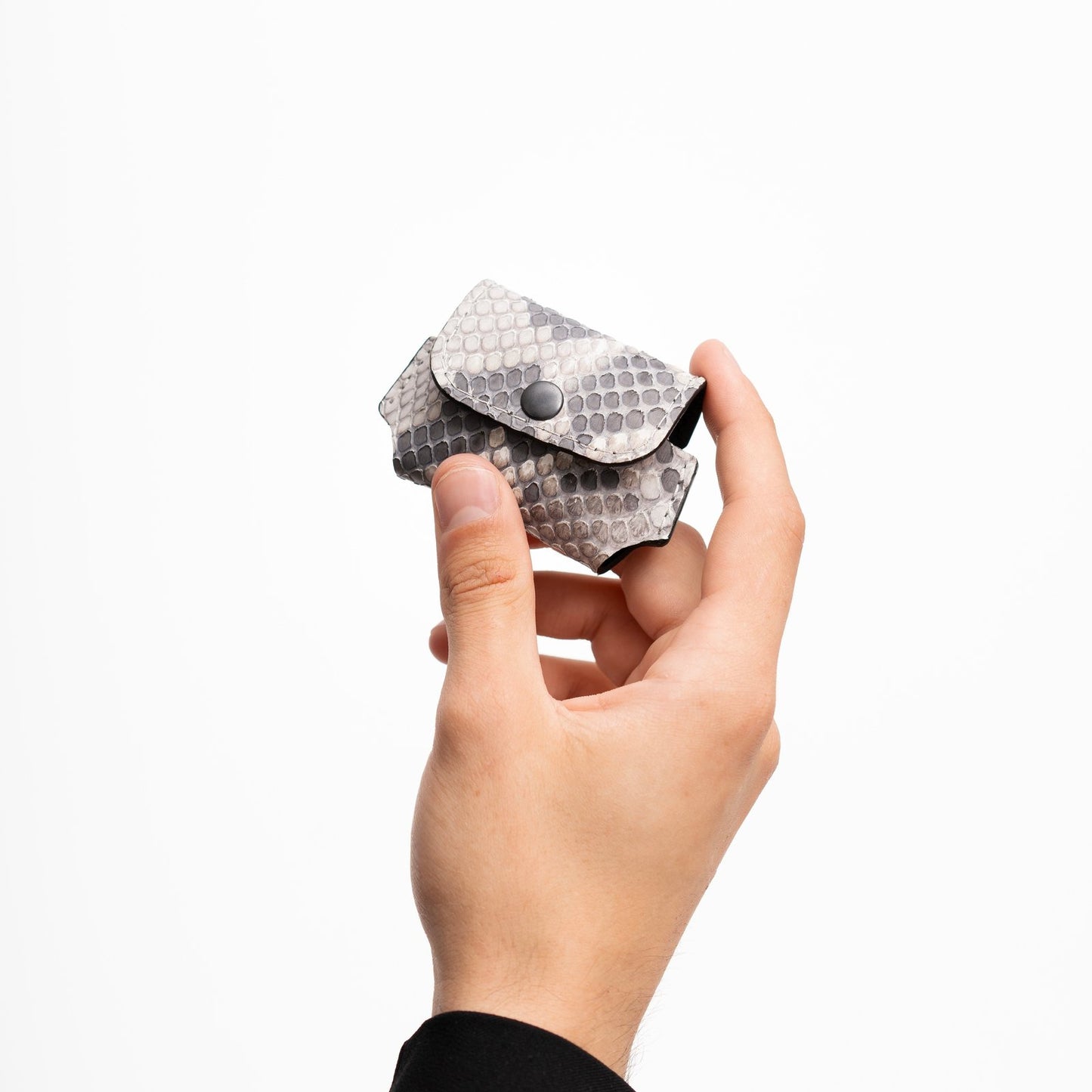 Чохол для AirPods із чорно-білої шкіри пітона з дрібними лусочками