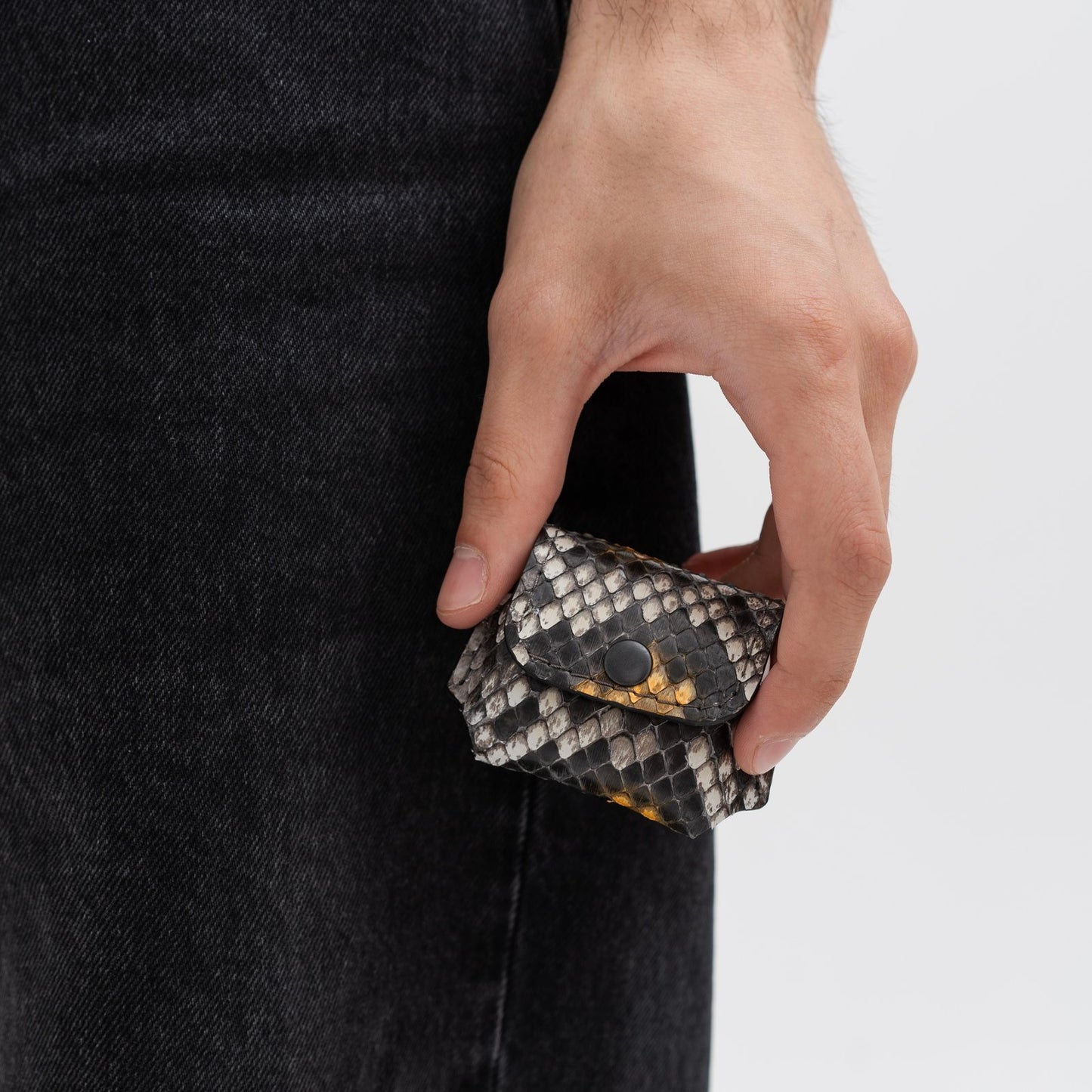 Чохол для AirPods із сіро-жовтої шкіри пітона з дрібними лусочками