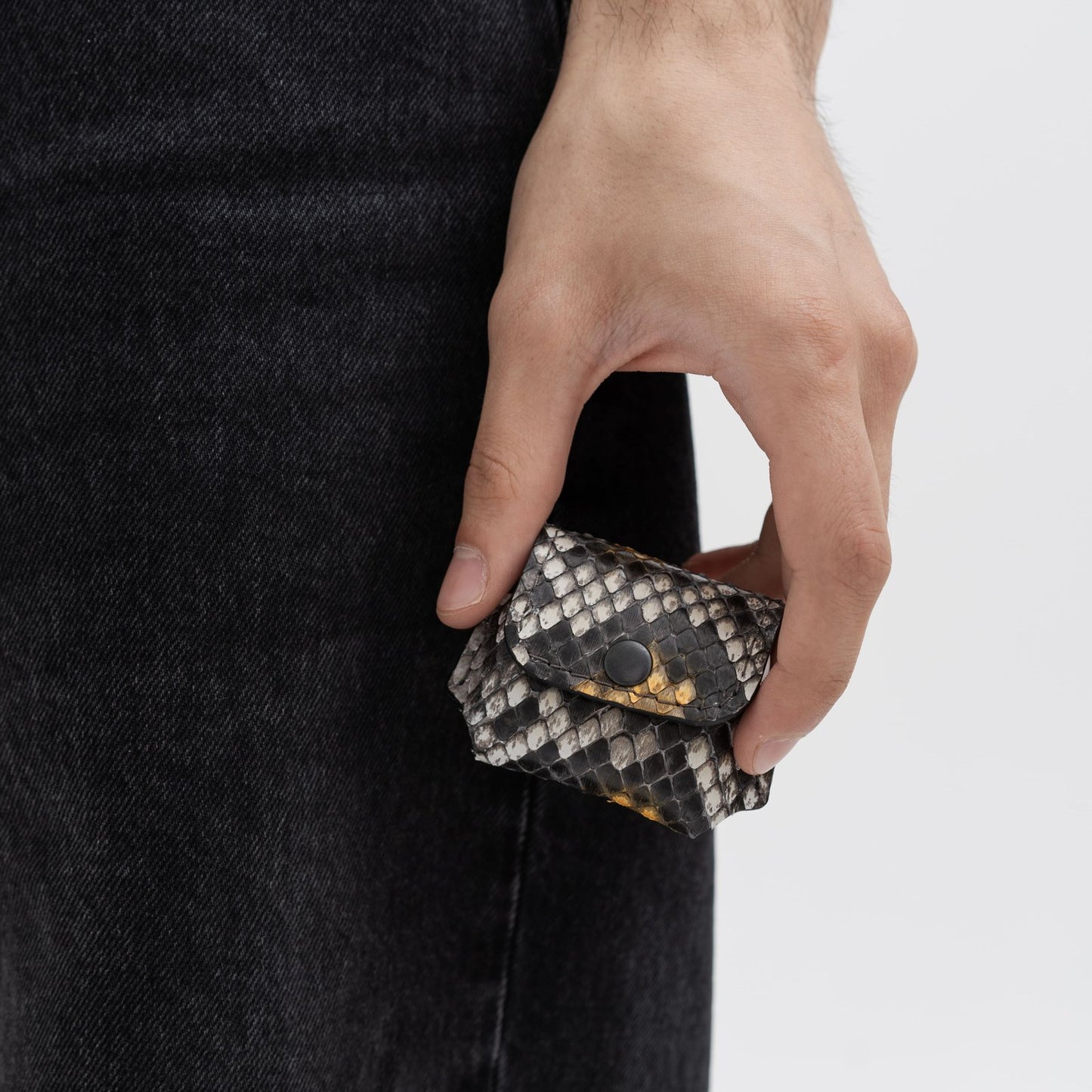 Чохол для AirPods із сіро-жовтої шкіри пітона з дрібними лусочками