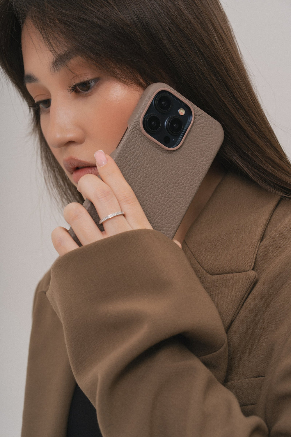 Светло-коричневый кожаный чехол для iPhone 15 Plus