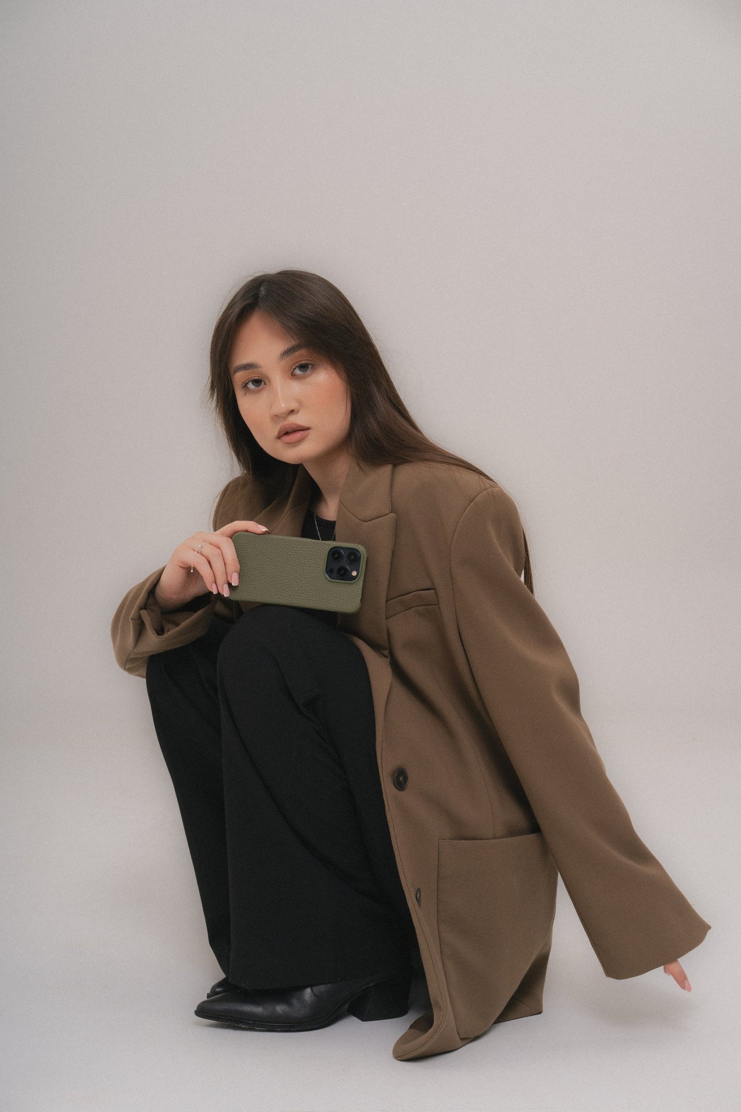 Оливковий шкіряний чохол для iPhone 13 Pro Max