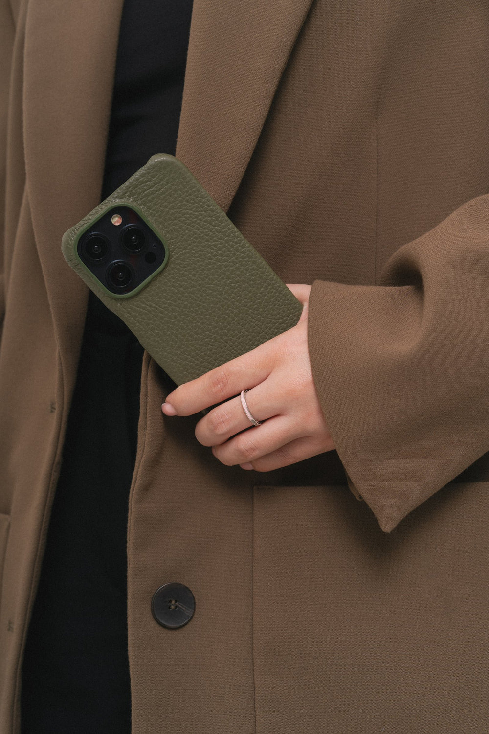 Оливковий шкіряний обтягнутий чохол для iPhone 14