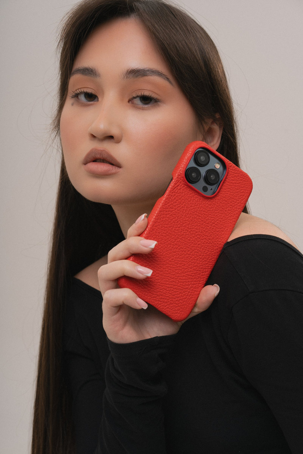 Красный кожаный чехол для iPhone 15 Plus