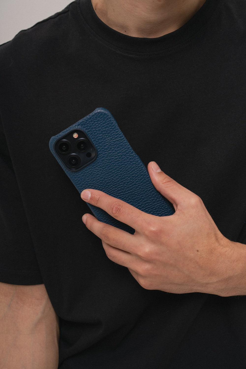 Темно-синій шкіряний обтягнутий чохол для iPhone 15