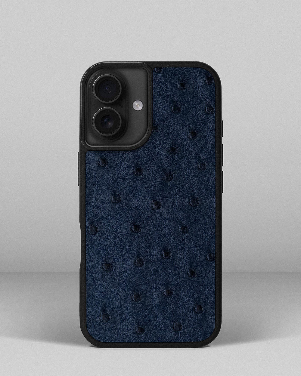 Чехол из тёмно-синей кожи страуса с фолликулами для iPhone 16