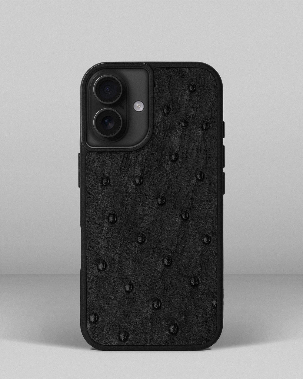 Чехол из чёрной кожи страуса с фолликулами для iPhone 16