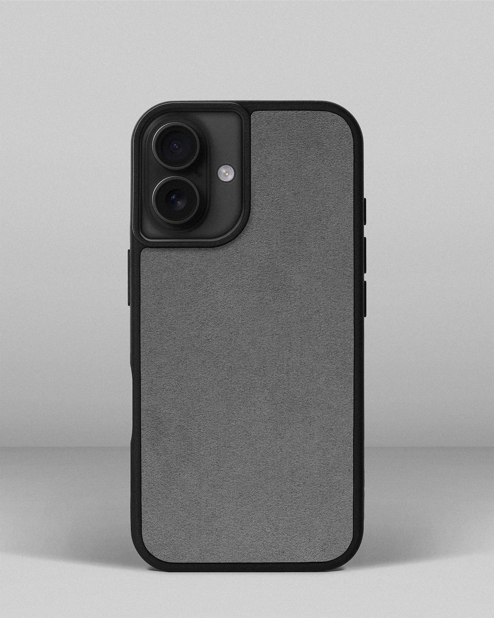Чехол со светло-серой вставкой из алькантары для iPhone 15