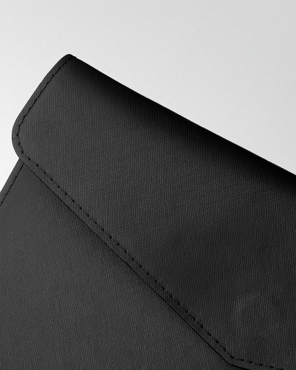 Чохол Magnetic Envelope із чорної шкіри сафіано для MacBook