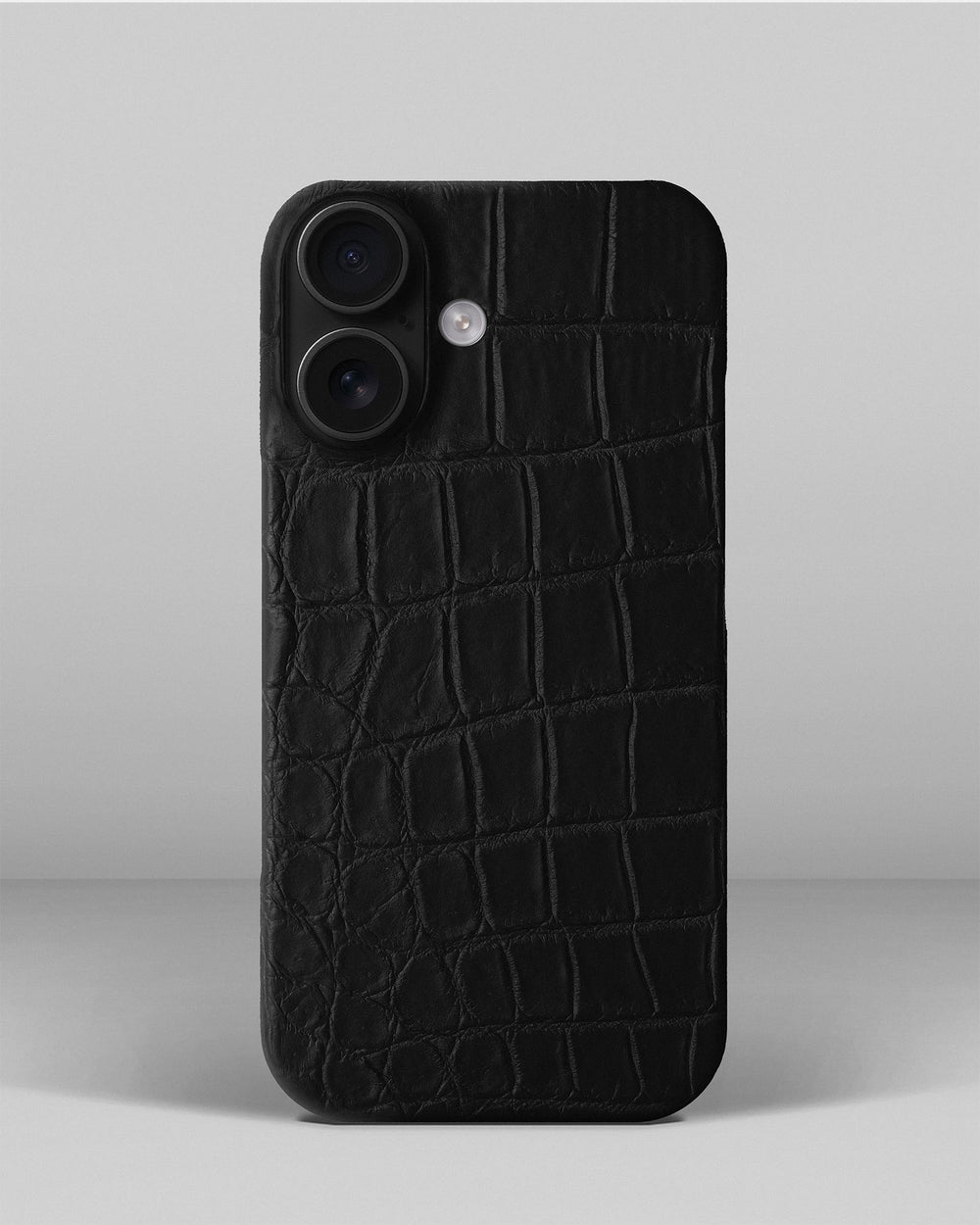 Черный чехол из кожи крокодила для iPhone 15
