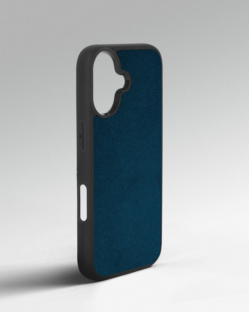 Чехол с синей вставкой из алькантары для iPhone 17