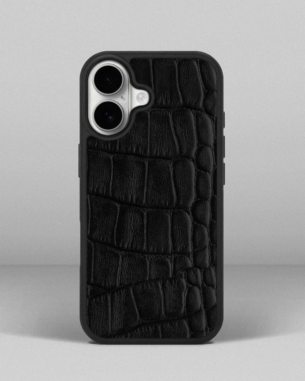 Чехол из черной тисненой под крокодила телячьей кожи для iPhone 17
