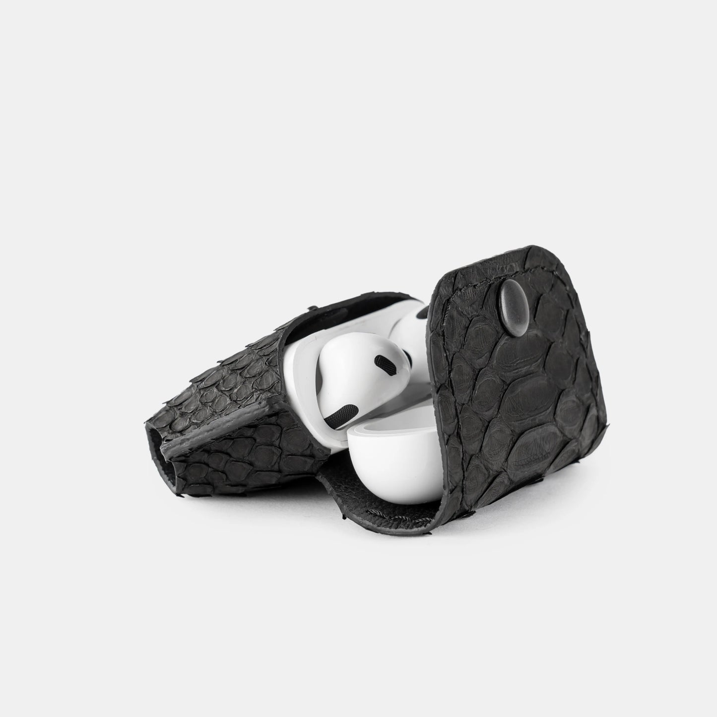 Чохол для AirPods 3 із чорної шкіри пітона з широкими лусочками