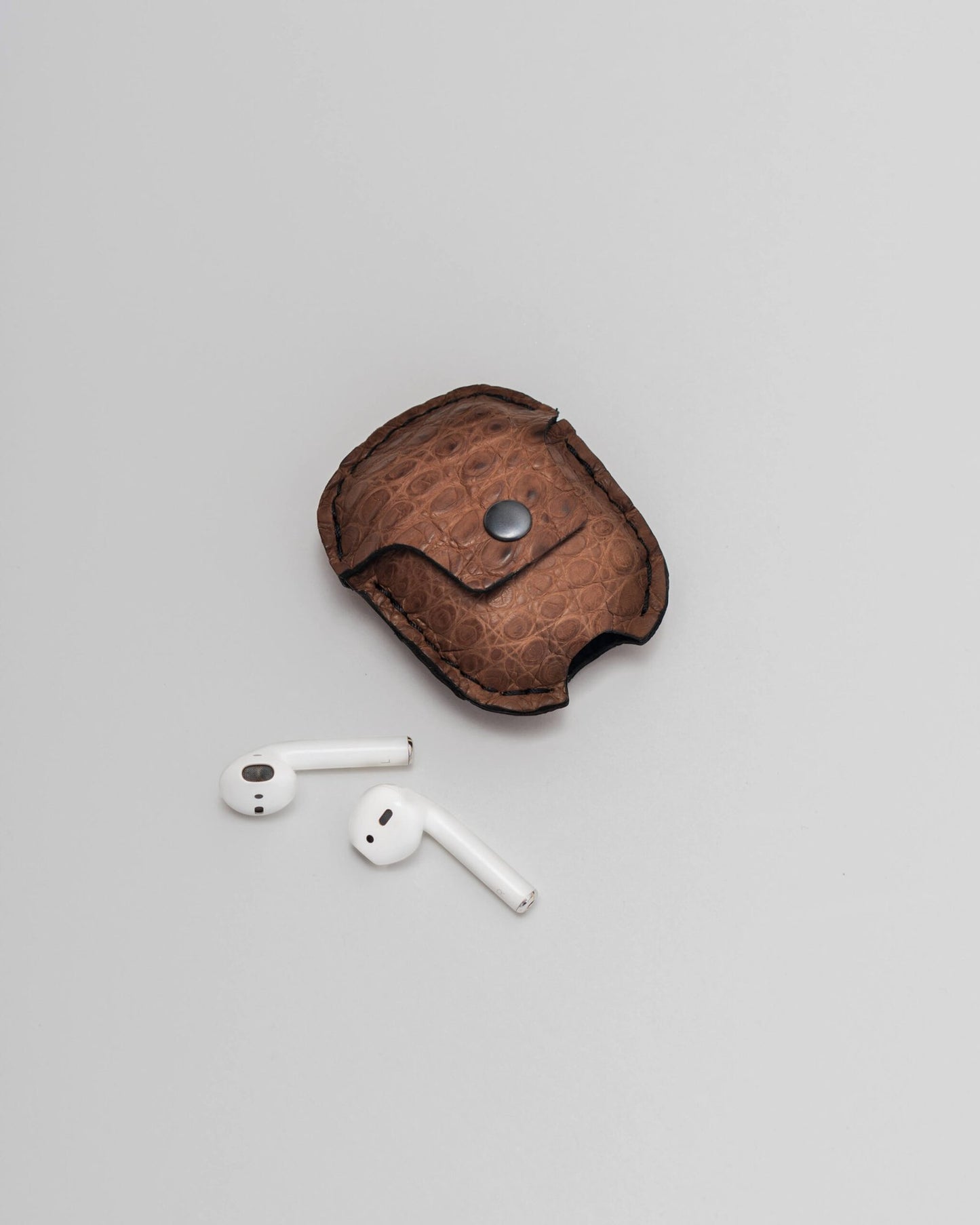 Чохол для AirPods із коричневої шкіри крокодила