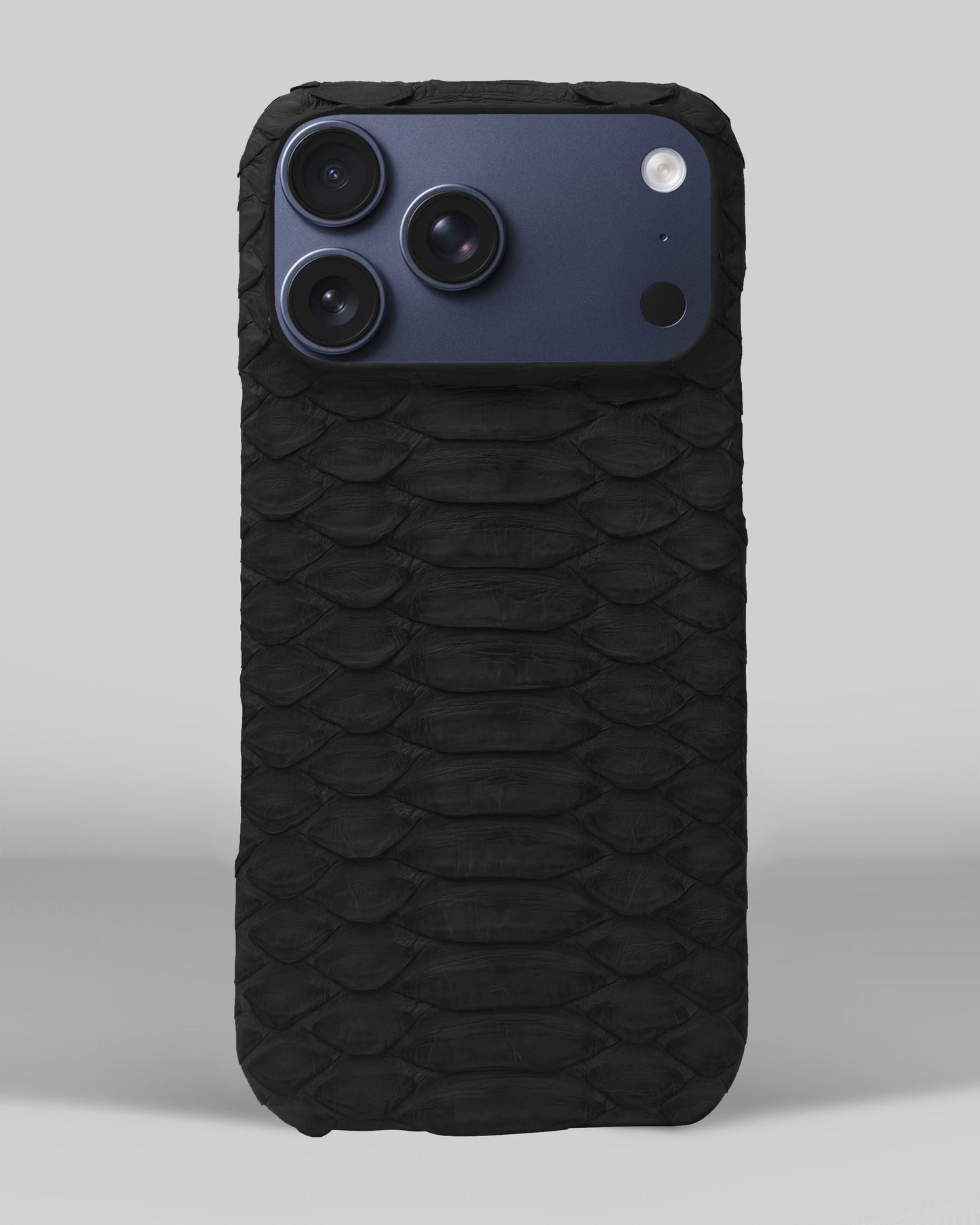 Чорний чохол обтягнутий шкірою пітона для iPhone 18 Pro Max