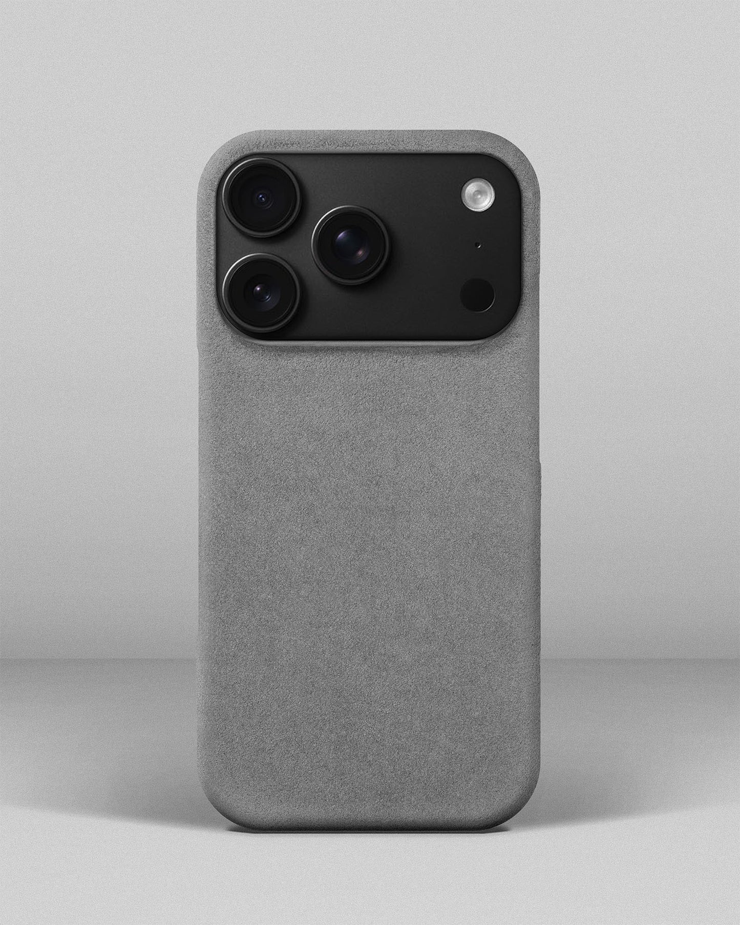 Світло-сірий обтягнутий чохол з алькантари для iPhone 18 Pro