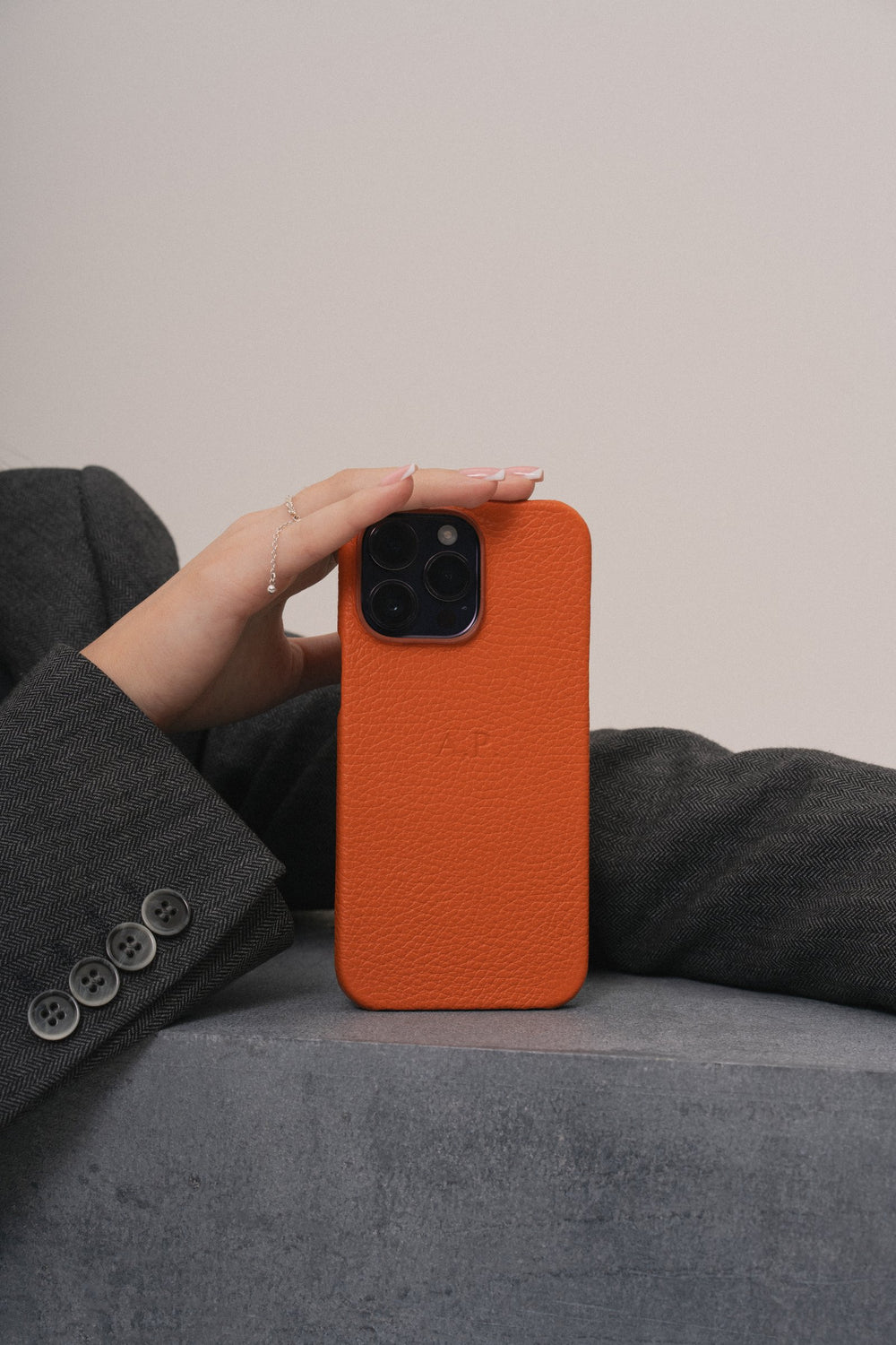 Оранжевый кожаный чехол для iPhone 16