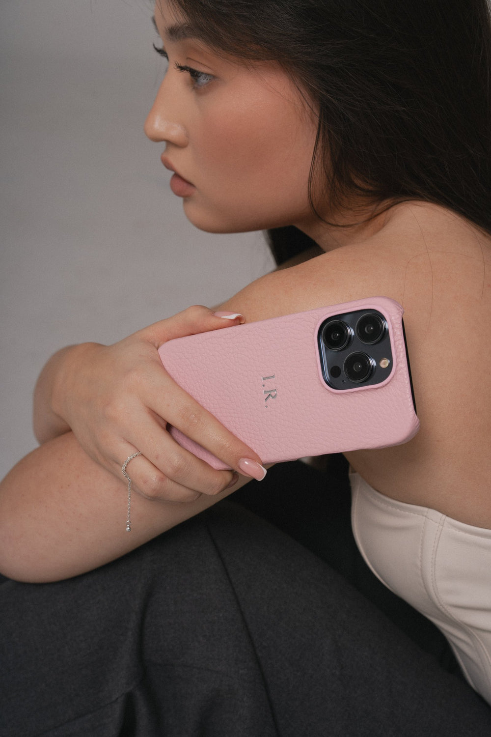 Рожевий шкіряний обтягнутий чохол для iPhone 16 Pro