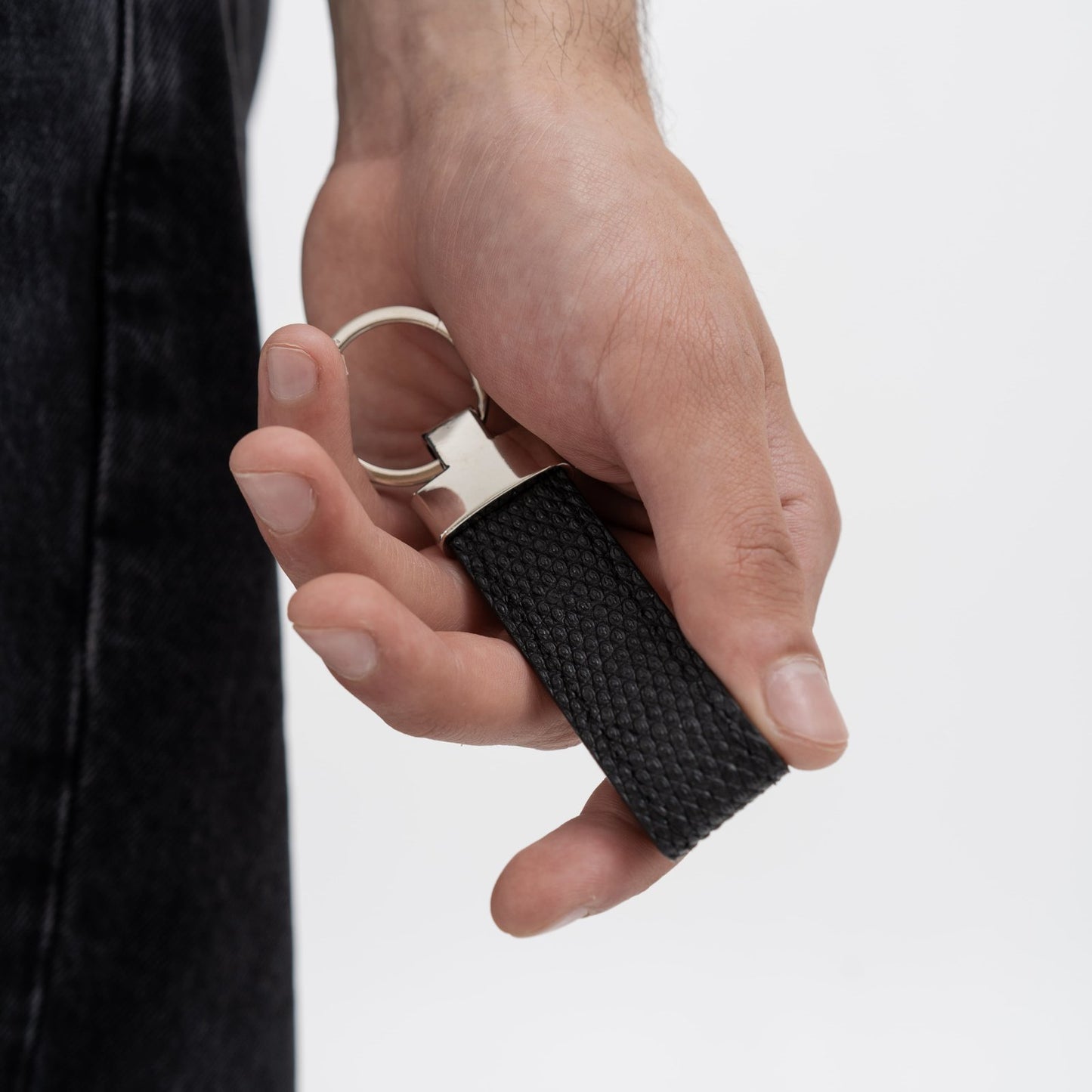 Брелок з чорної шкіри ігуани