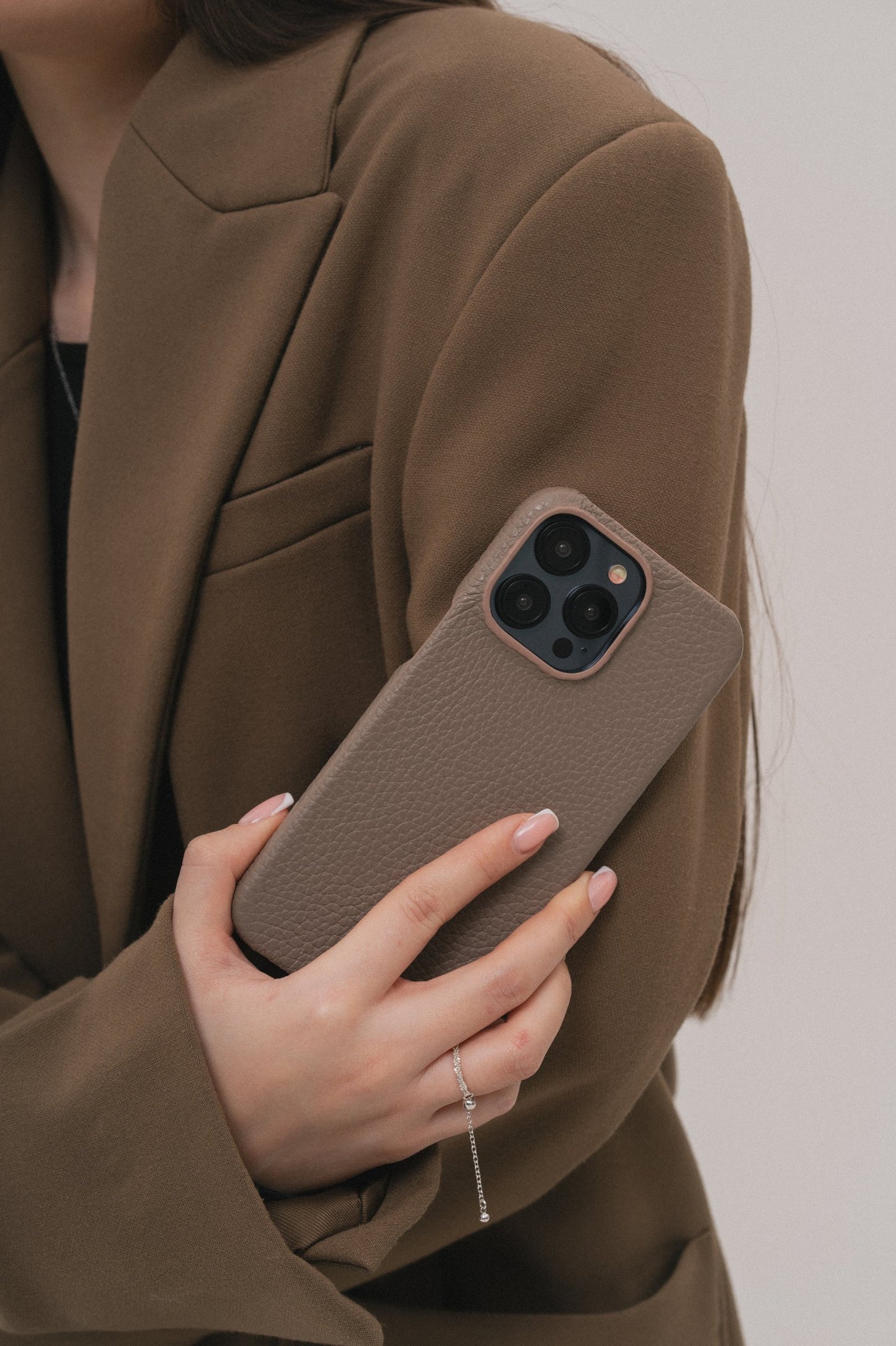 Світло-коричневий шкіряний чохол для iPhone 15 Plus
