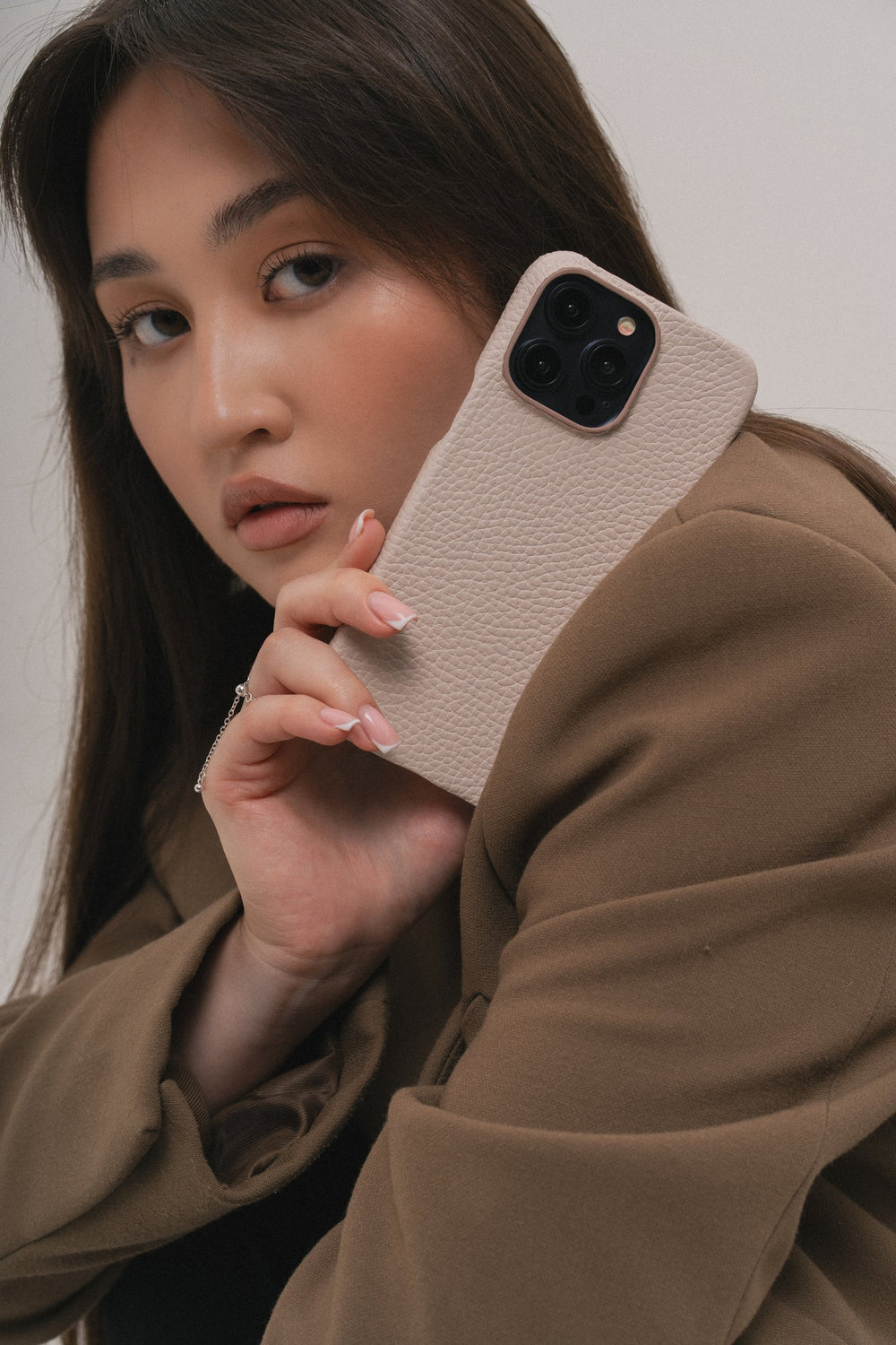 Бежевый кожаный чехол для iPhone 15 Pro