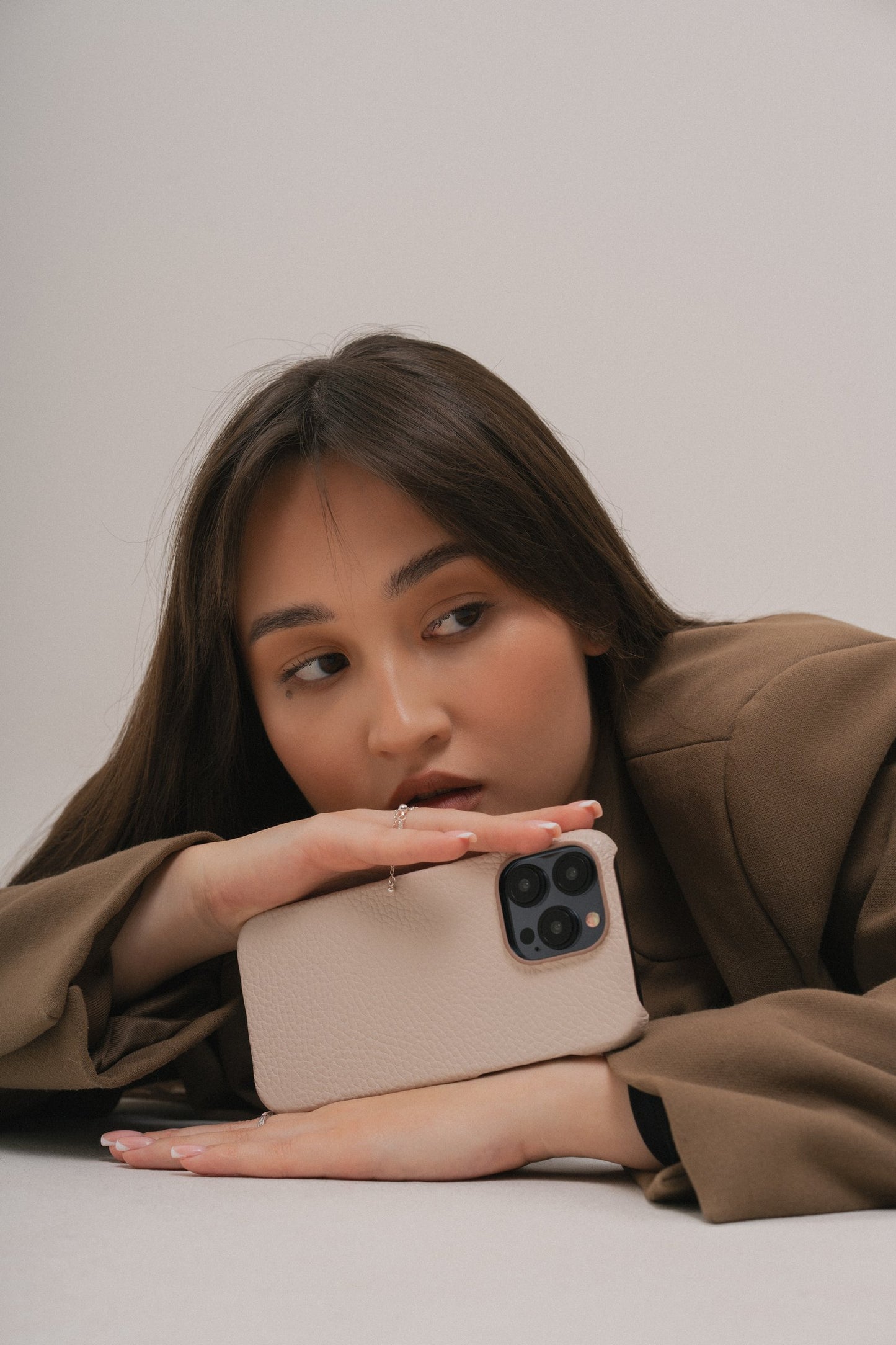 Бежевий шкіряний чохол для iPhone 15 Plus