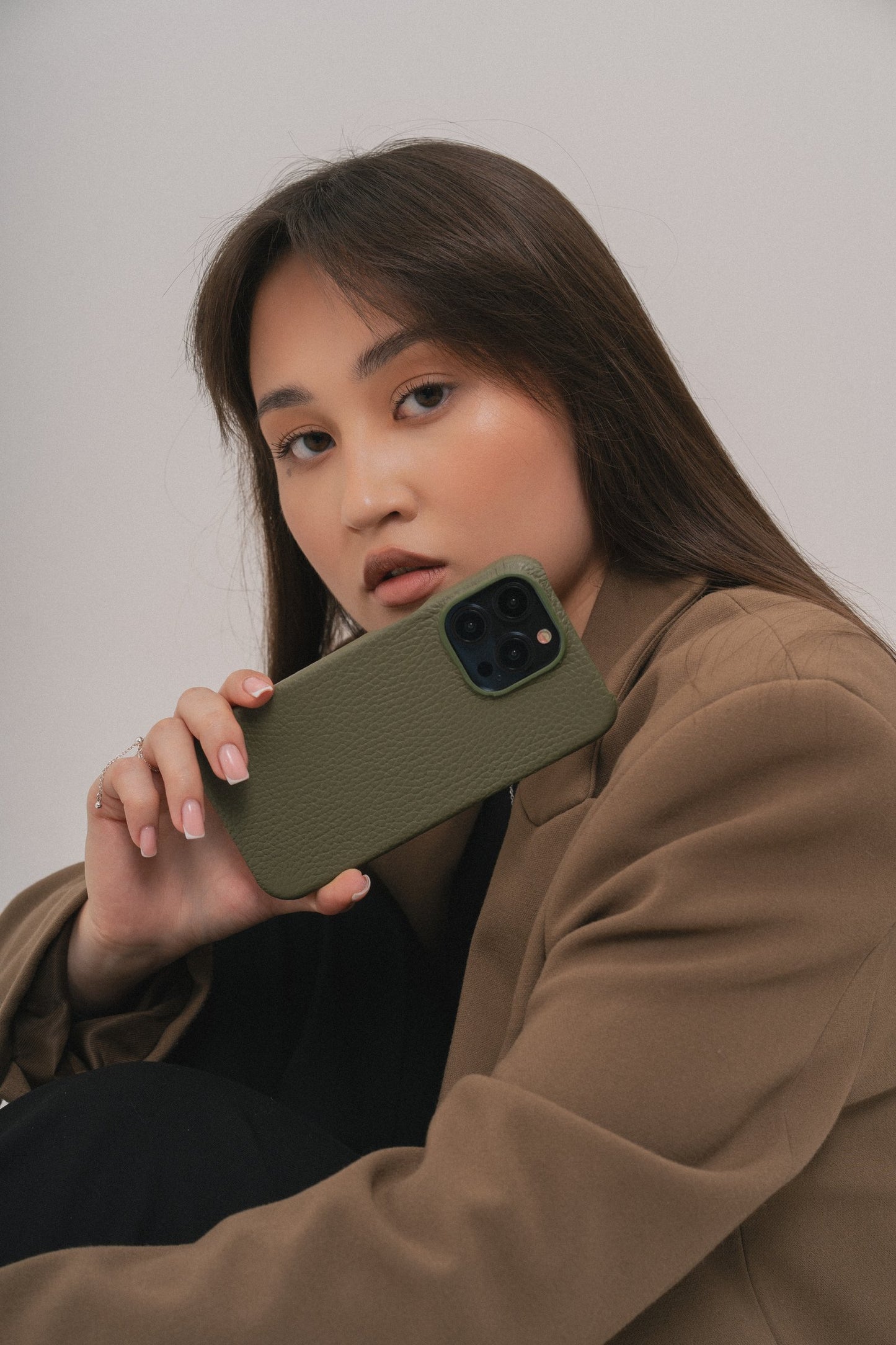 Оливковий шкіряний чохол для iPhone 13 Pro