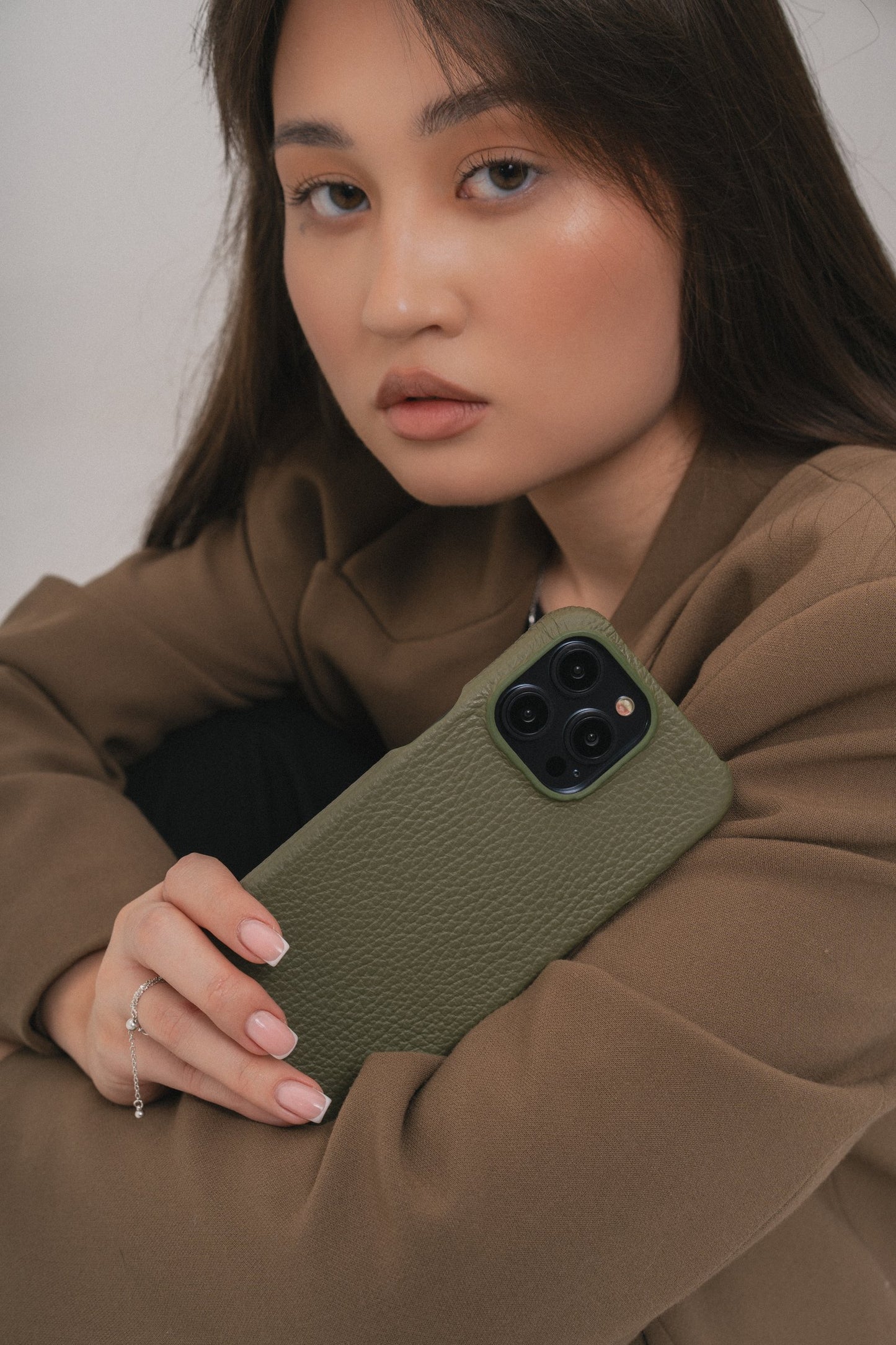 Оливковий шкіряний чохол для iPhone 15 Plus