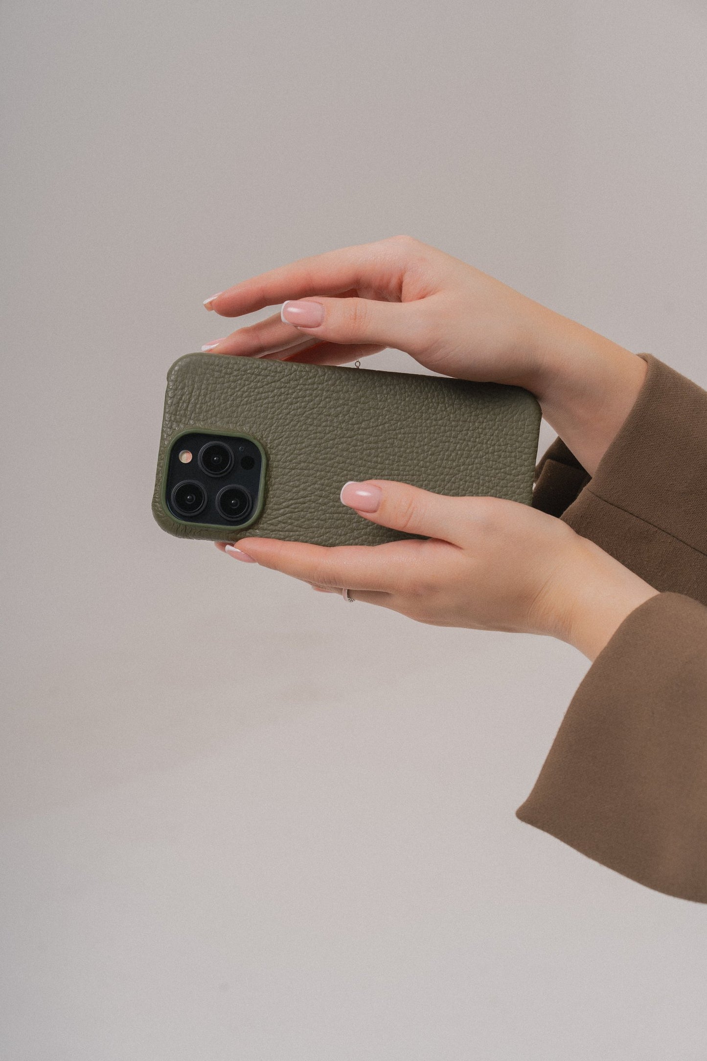 Оливковий шкіряний чохол для iPhone 13 Pro