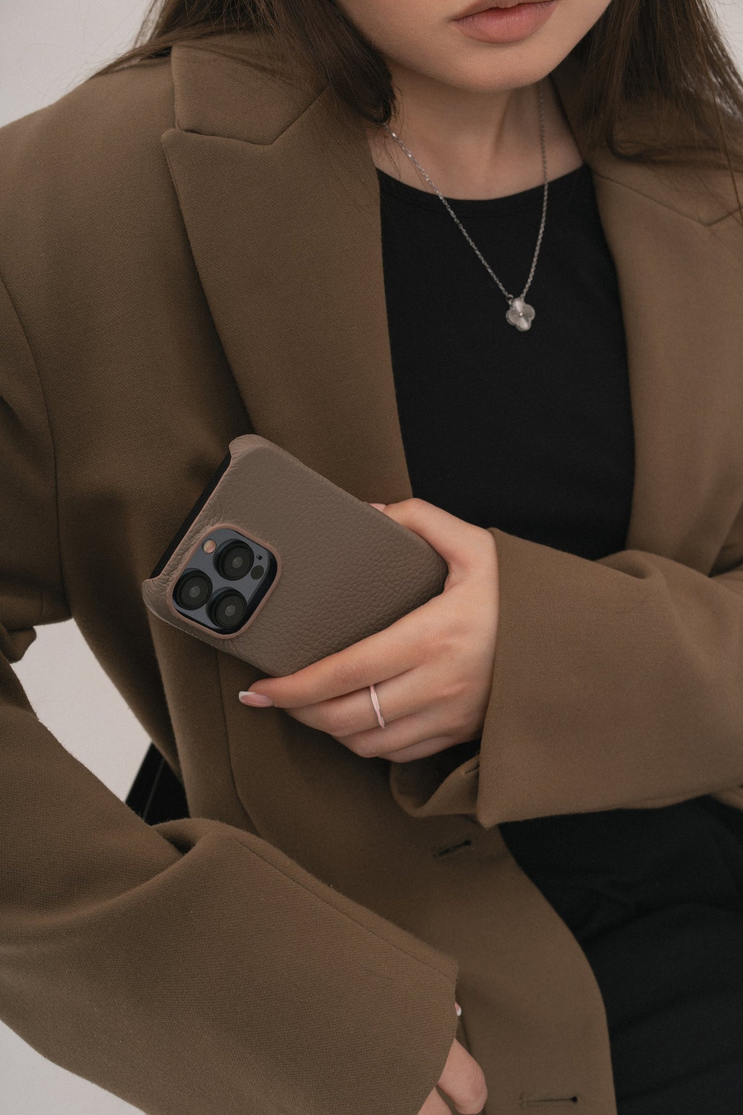 Світло-коричневий шкіряний чохол для iPhone 15 Pro