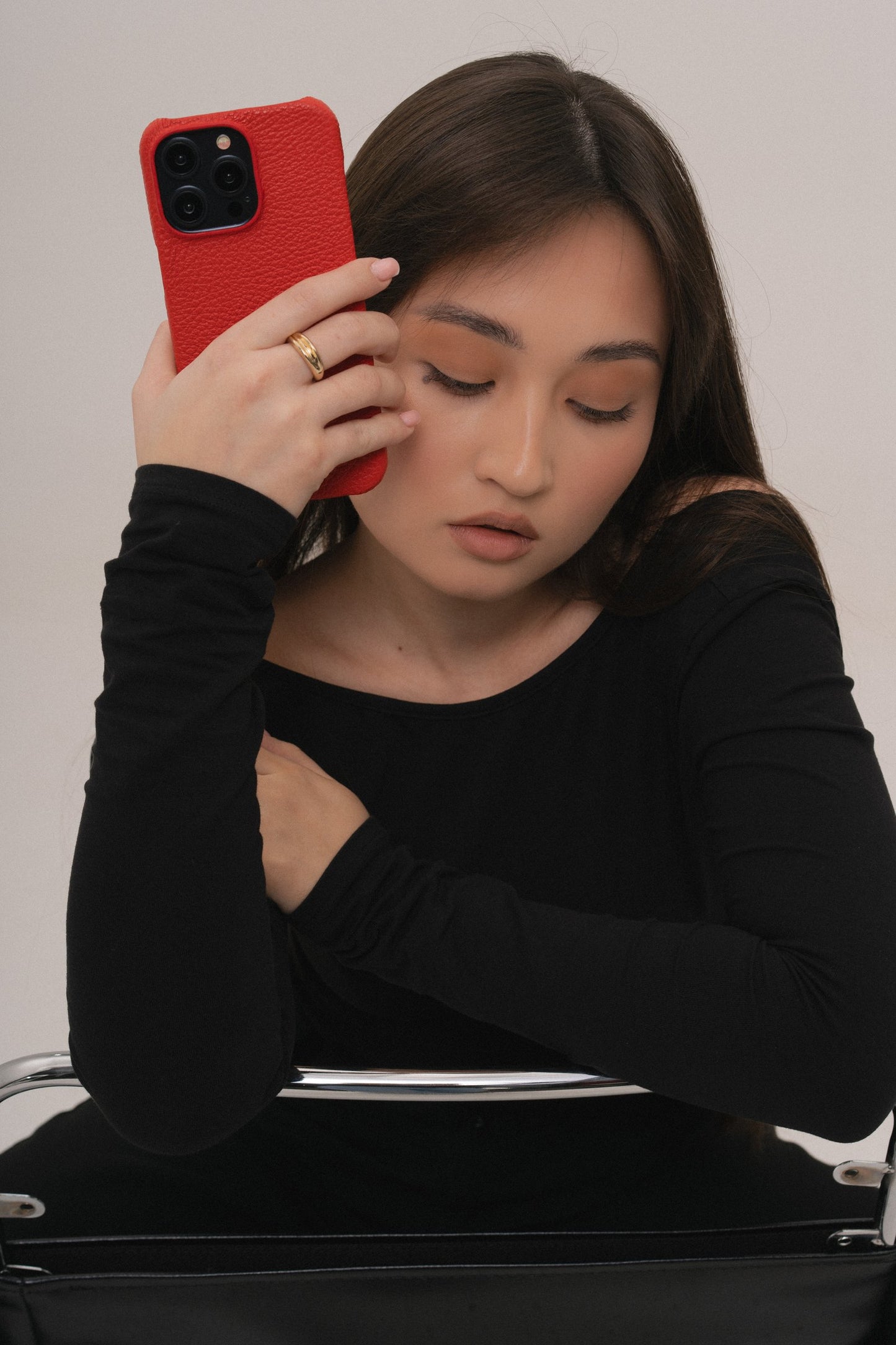 Червоний шкіряний чохол для iPhone 16 Plus