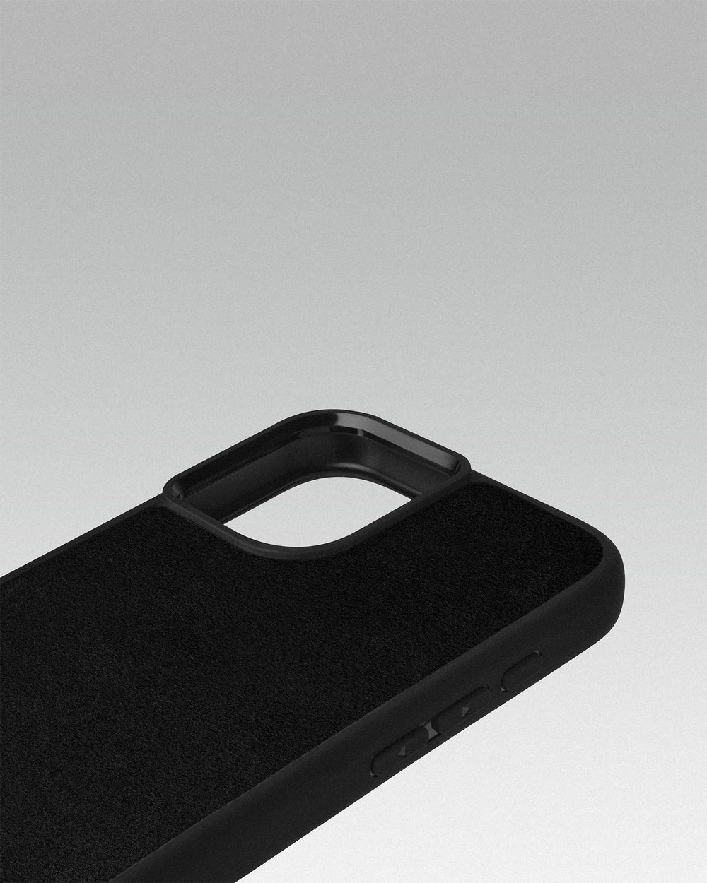 Чохол із чорною вставкою з алькантари для iPhone 15