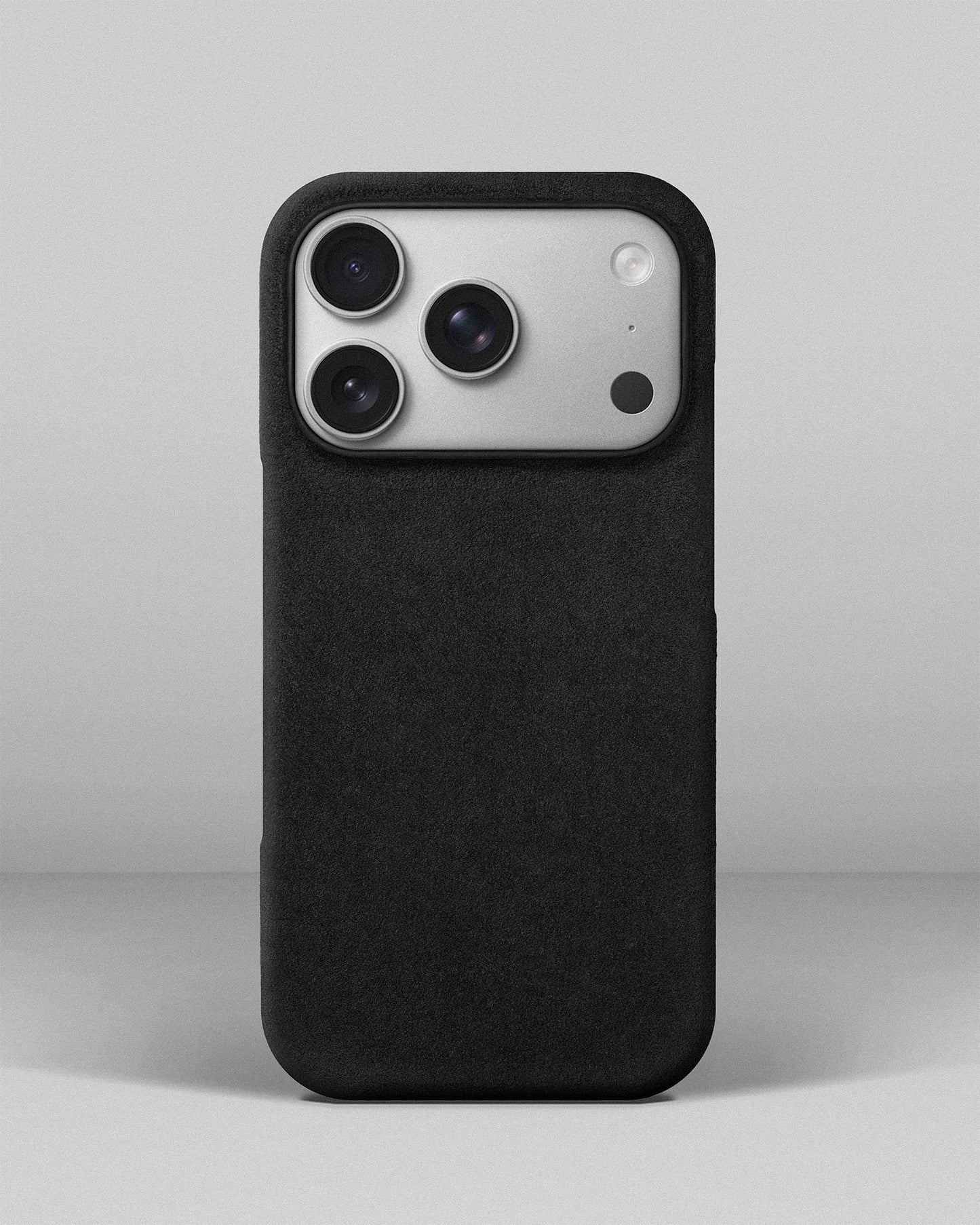 Чорний чохол з алькантари для iPhone 17 Pro