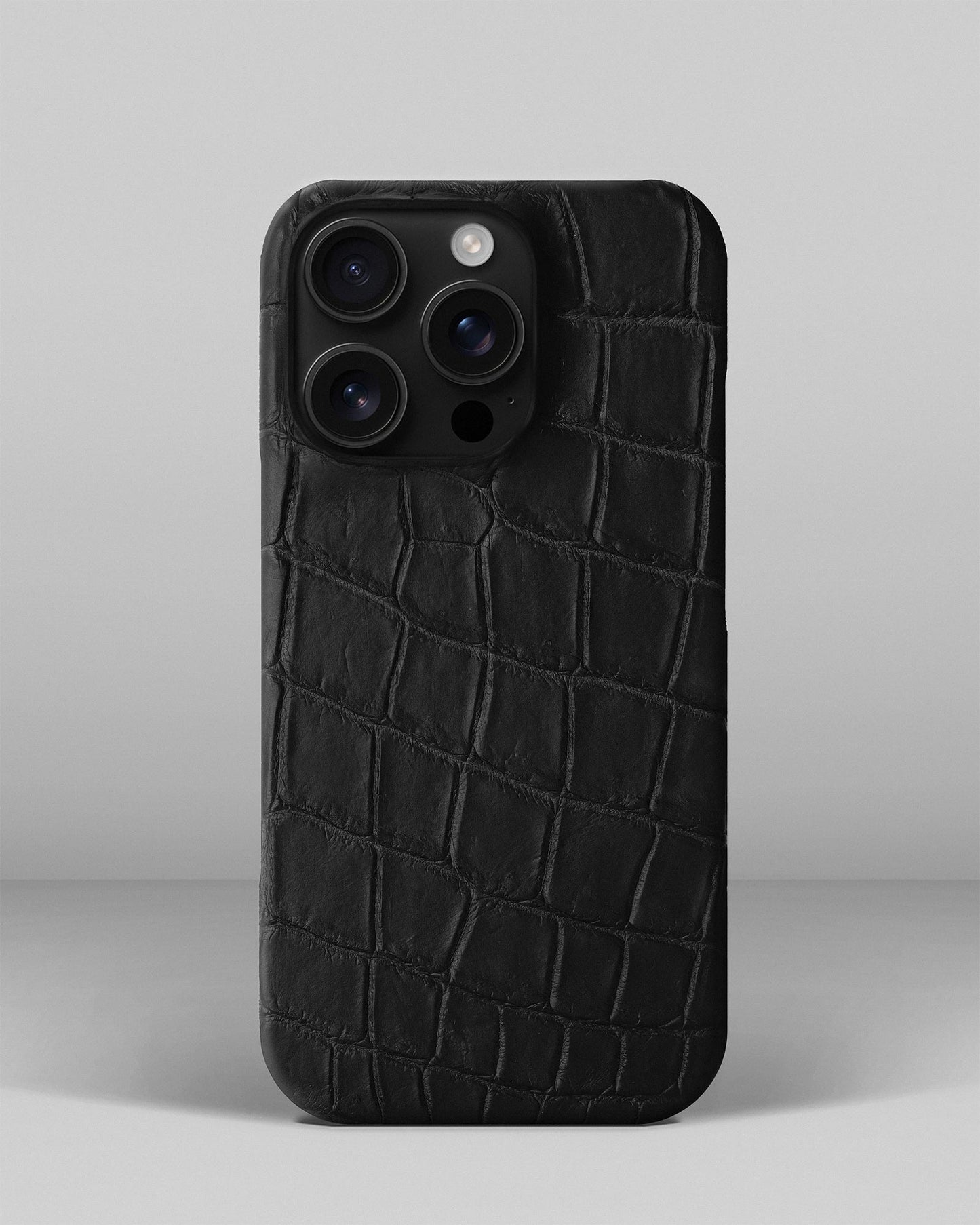 Чорний чохол обтягнутий шкірою крокодила для iPhone 15 Pro