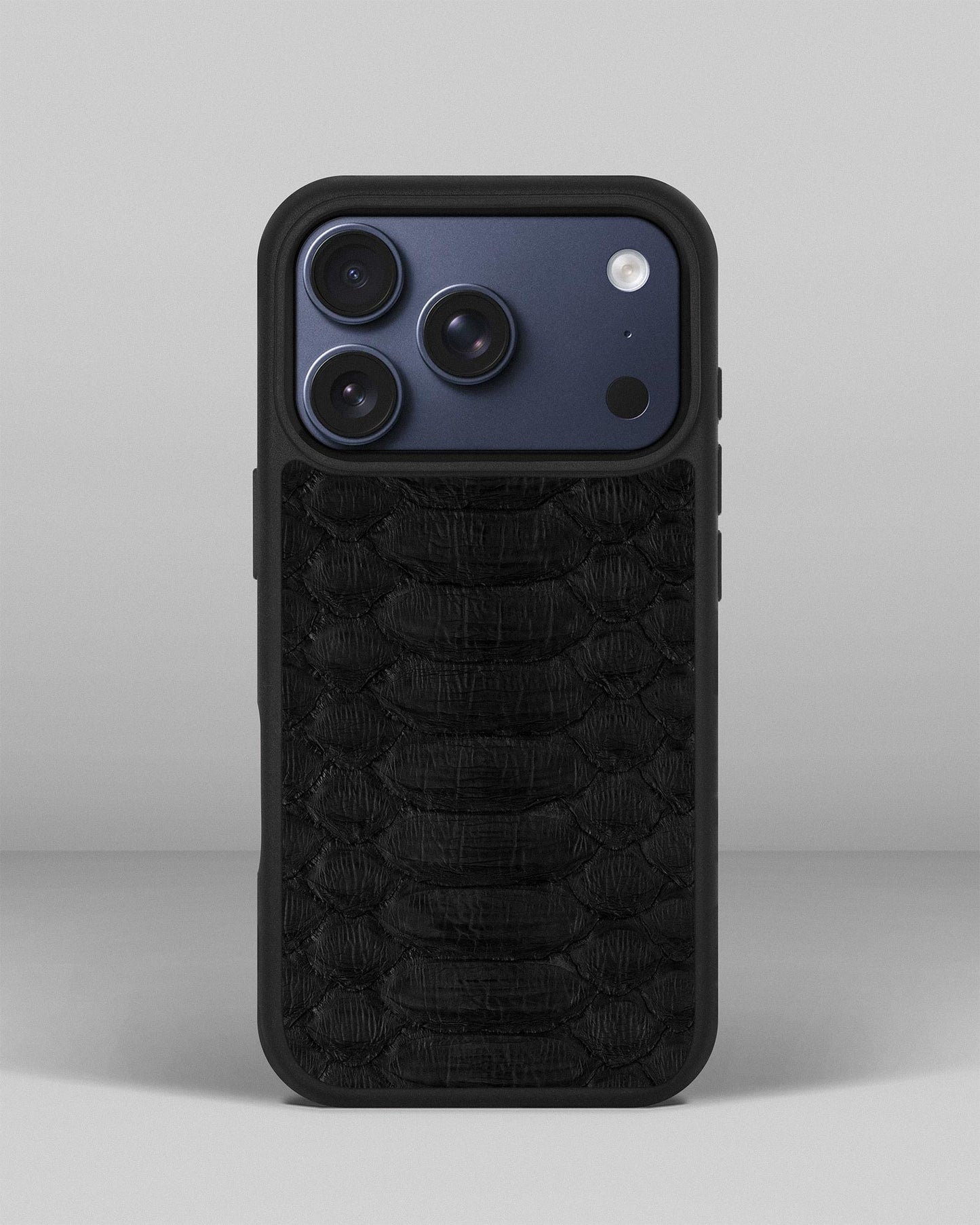 Чохол із чорної шкіри пітона з широкими лусочками для iPhone 17 Pro