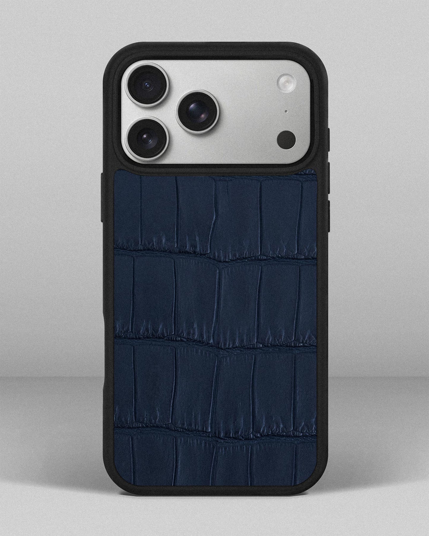 Чохол із темно-синьої шкіри крокодила для iPhone 17 Pro Max