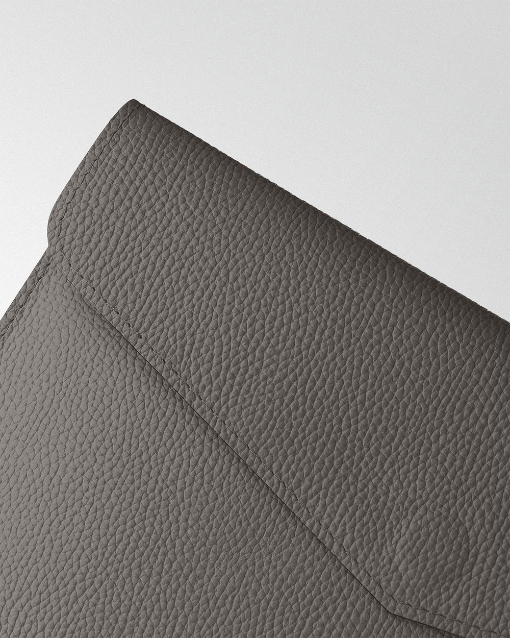 Чехол Magnetic Envelope из текстурированной кожи цвета капучино для MacBook