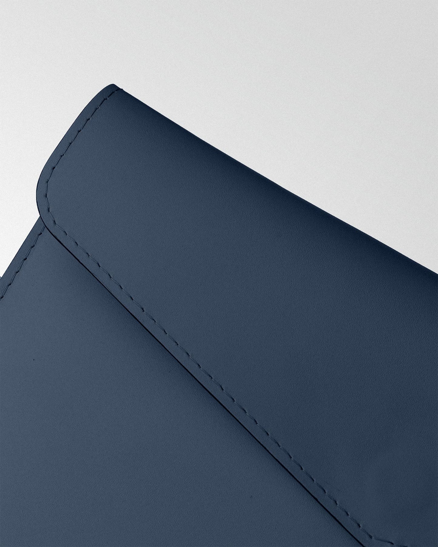 Чохол Magnetic із темно-синьої телячої шкіри для MacBook