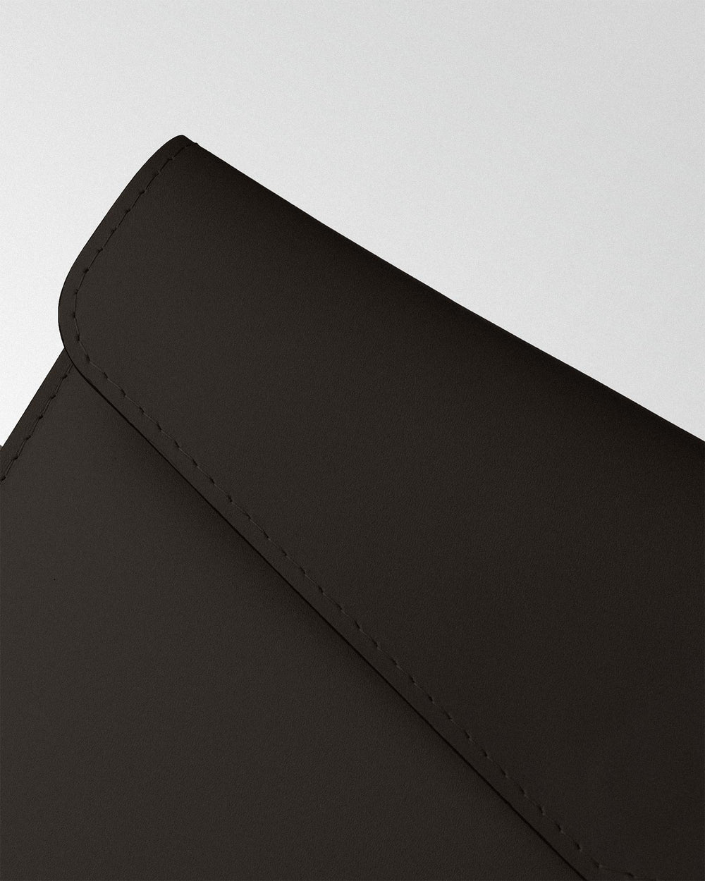 Чехол Magnetic Envelope из темно-коричневой телячьей кожи для MacBook
