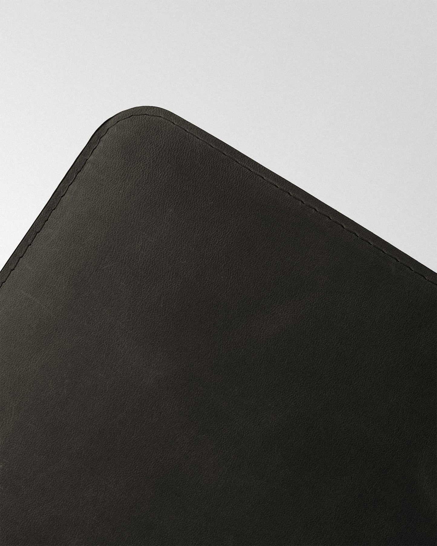Чохол Minimalist із темно-коричневого крейзі хорс для MacBook