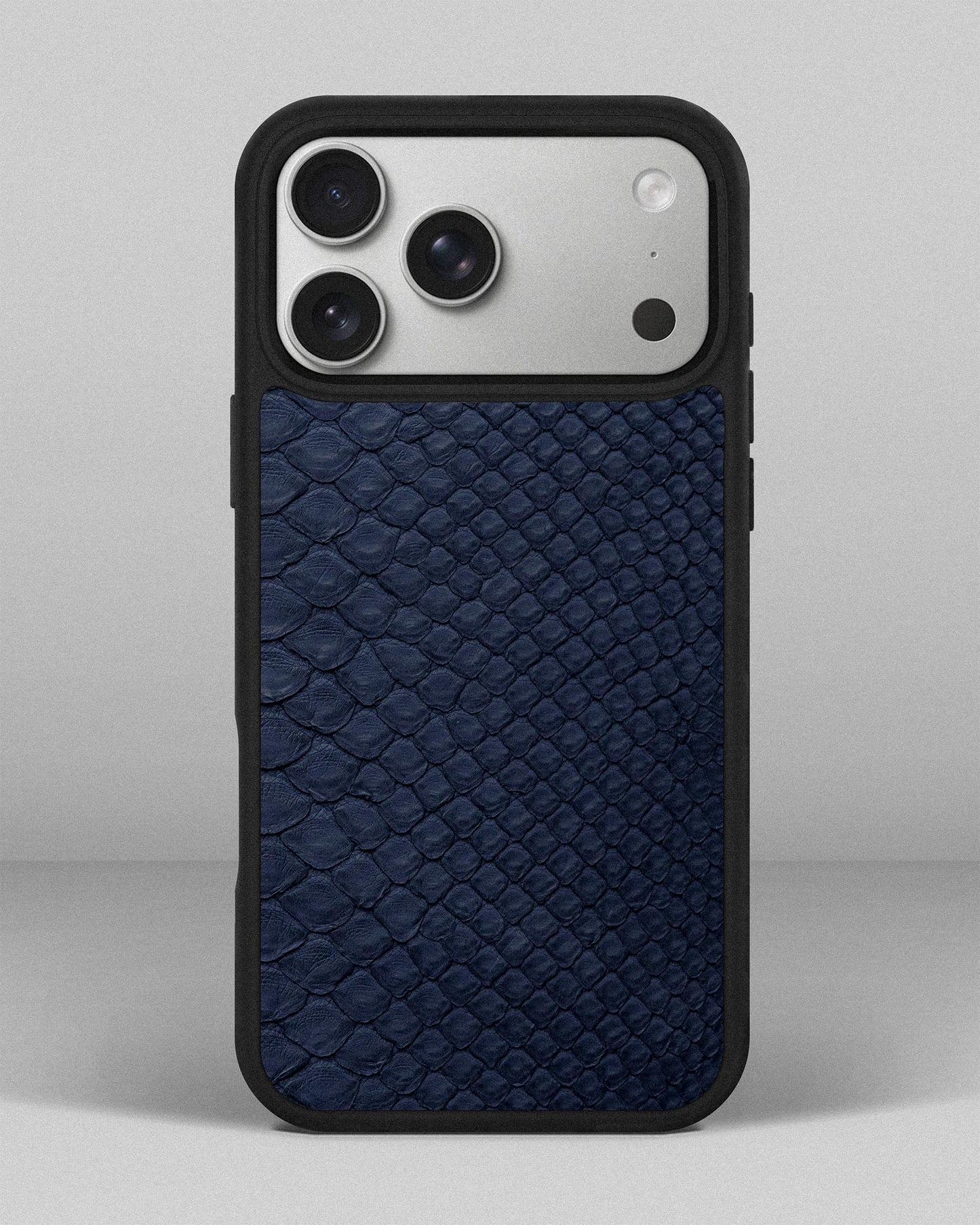Чохол із темно-синьої шкіри пітона з дрібними лусочками для iPhone 17 Pro Max