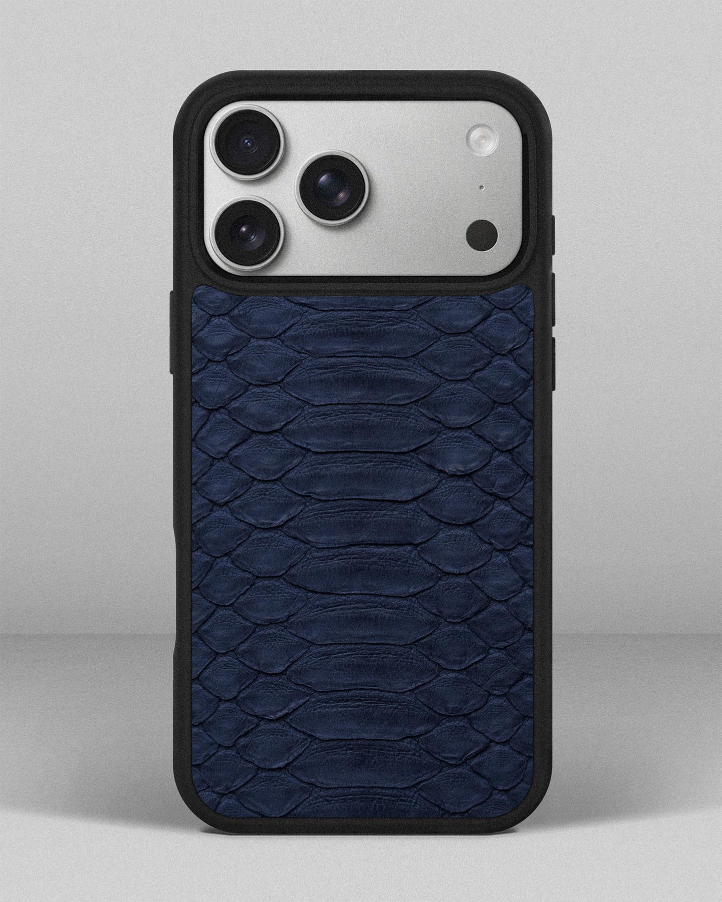 Чохол із темно-синьої шкіри пітона з широкими лусочками для iPhone 18 Pro Max
