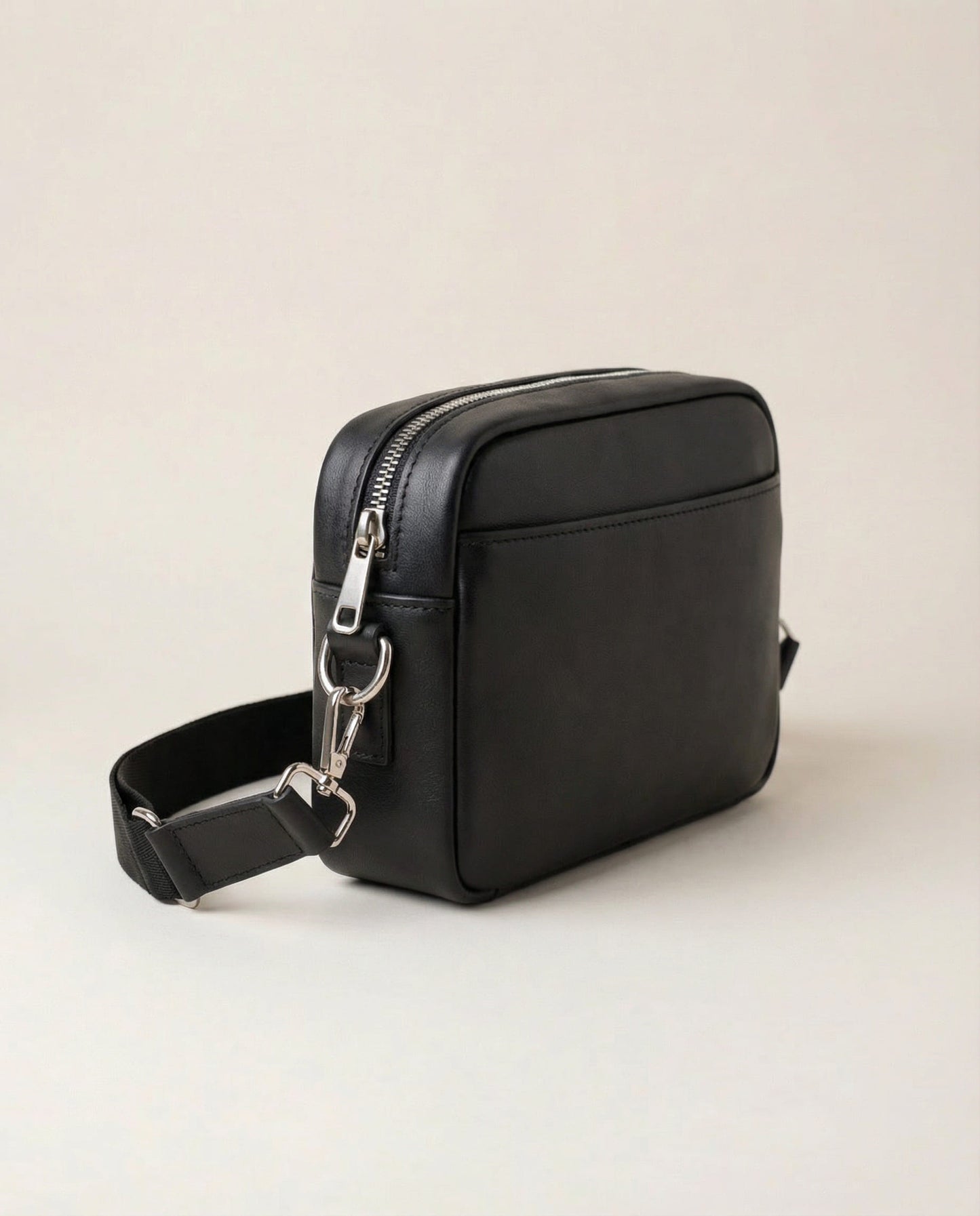 Сумка Reborn з чорної гладкої шкіри