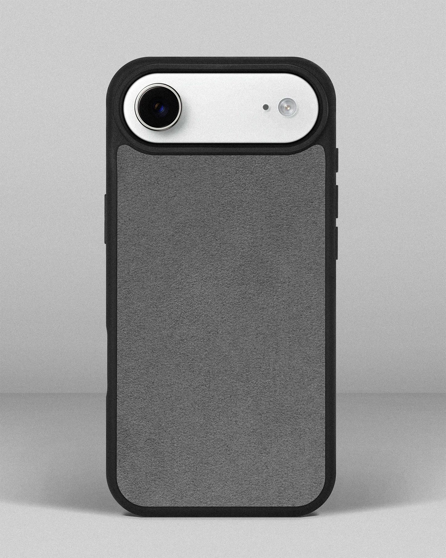 Чохол із світло-сірою вставкою з алькантари для iPhone 17 Air