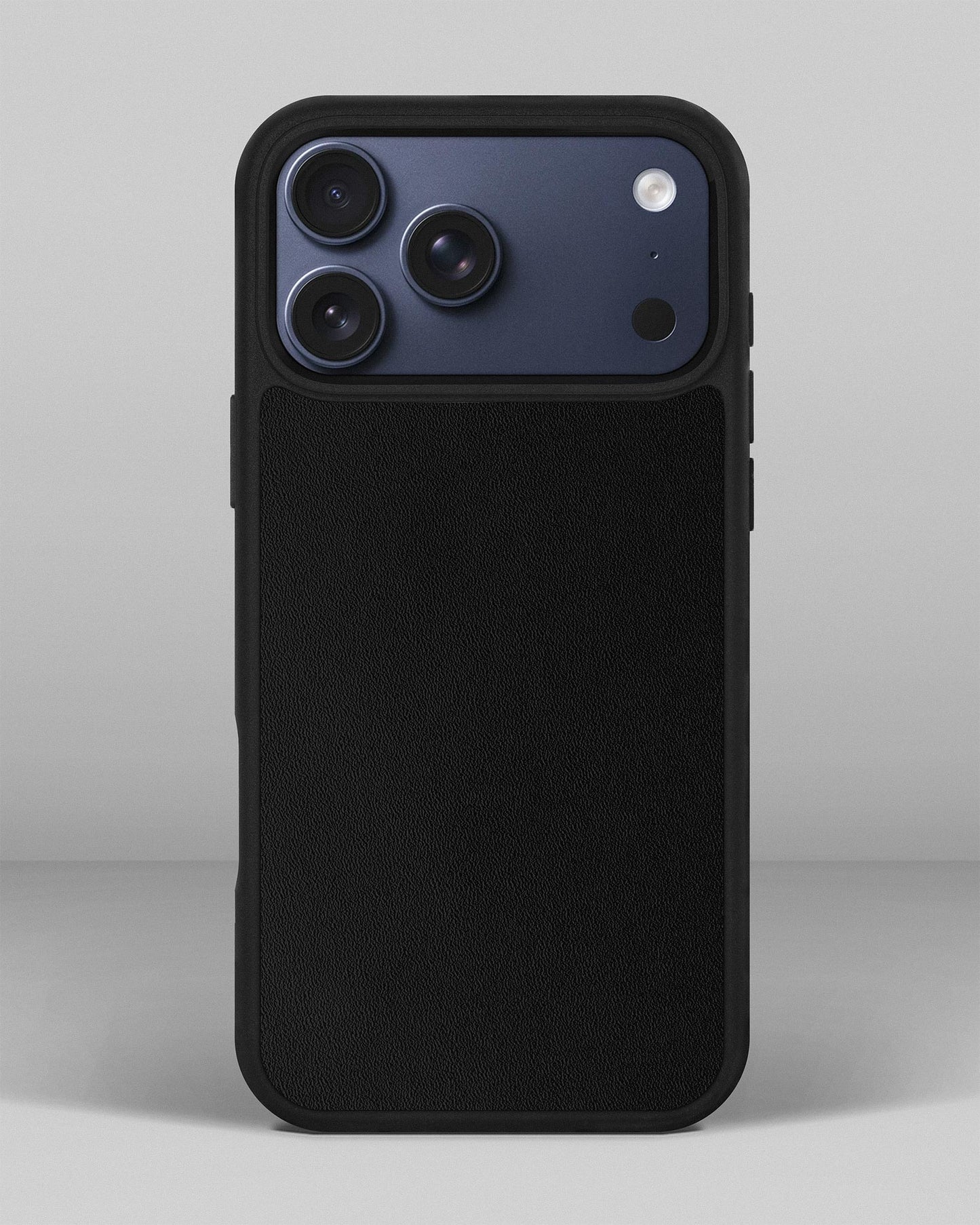 Чохол із чорної телячої шкіри для iPhone 17 Pro Max