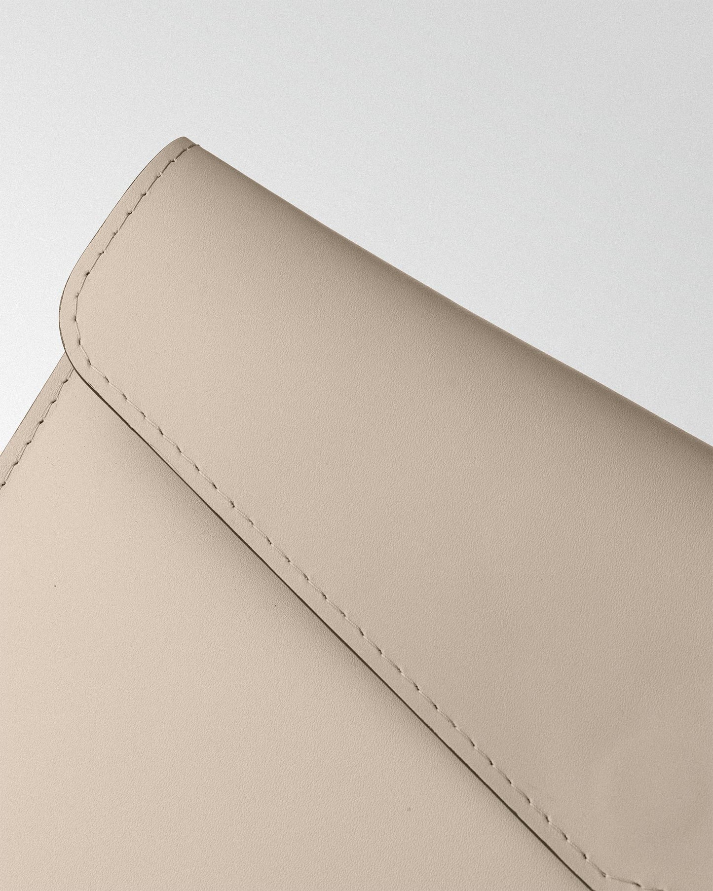 Чохол Magnetic із бежевого кольору телячої шкіри для MacBook